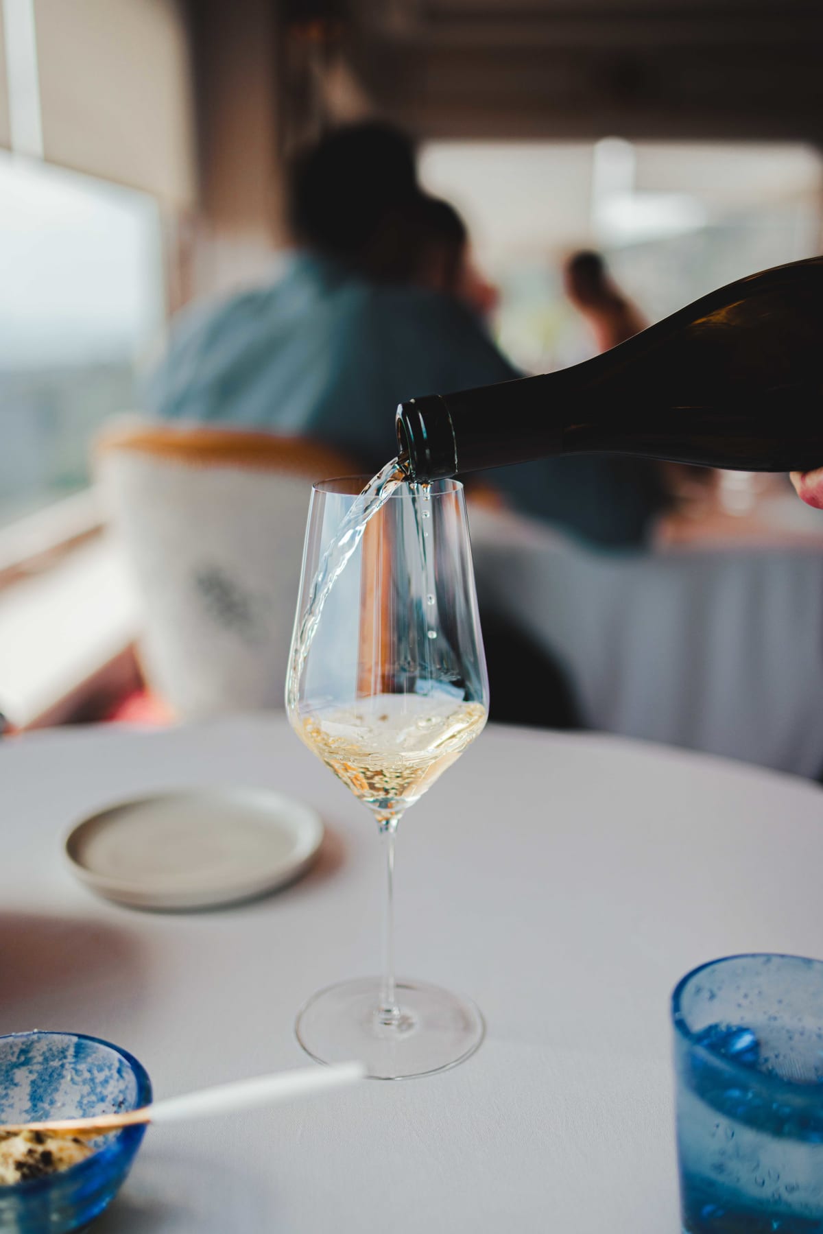 La Chèvre d'Or, Èze: the Pouilly-Fumé being poured