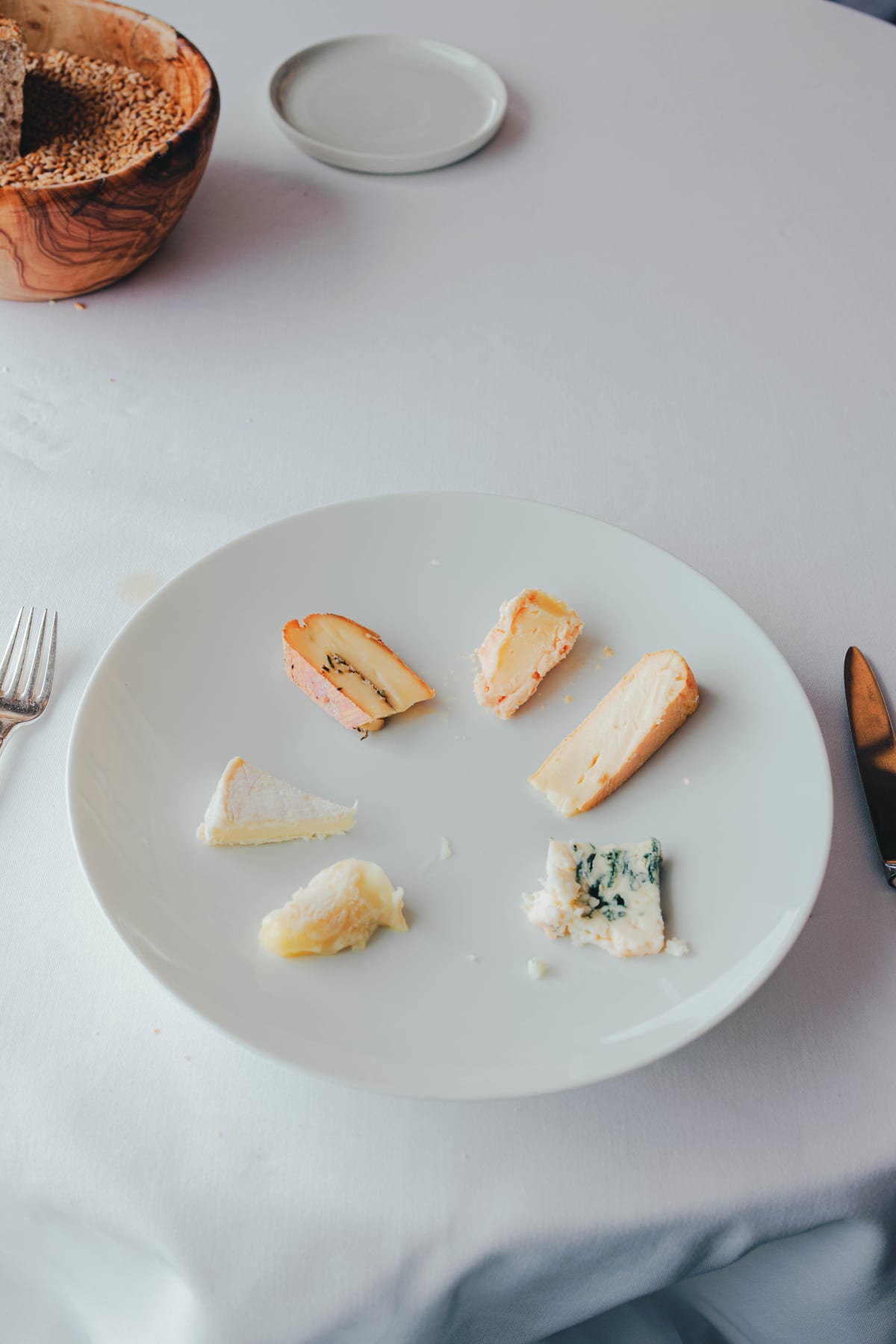 La Chèvre d'Or, Èze: six cheeses plated in order