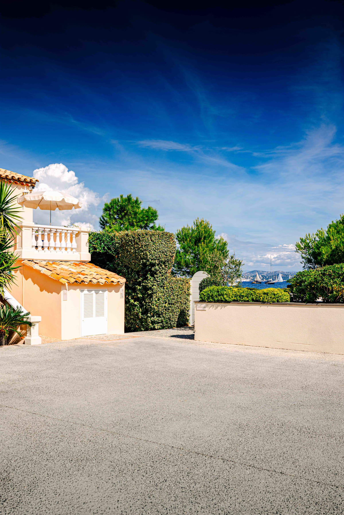 La Terrasse, Saint-Tropez: the approach through the grounds