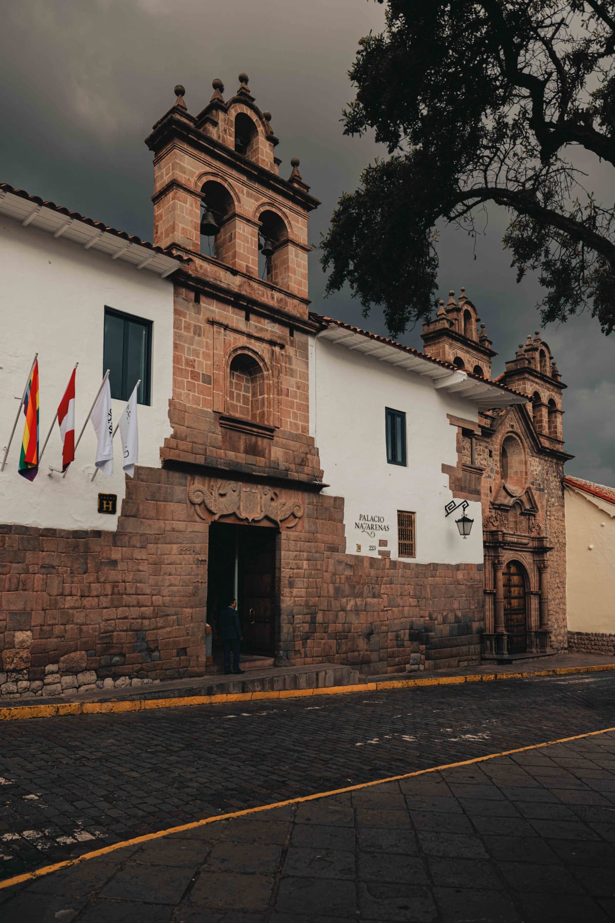 Mauka, Cusco: Palacio Nazarenas from the street