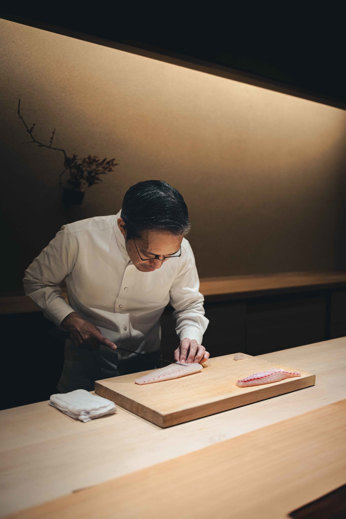 Myoujyaku, Tokyo: the taisho working on the sashimi