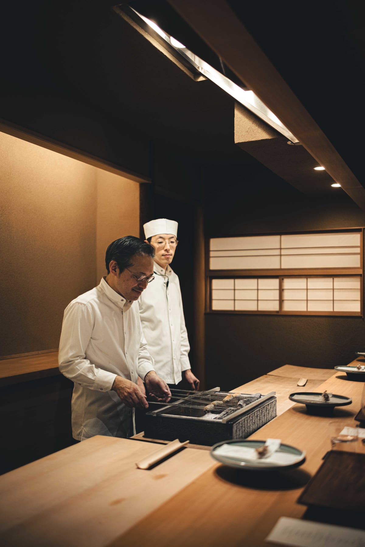 Myoujyaku, Tokyo: the taisho preparing the signature sushi