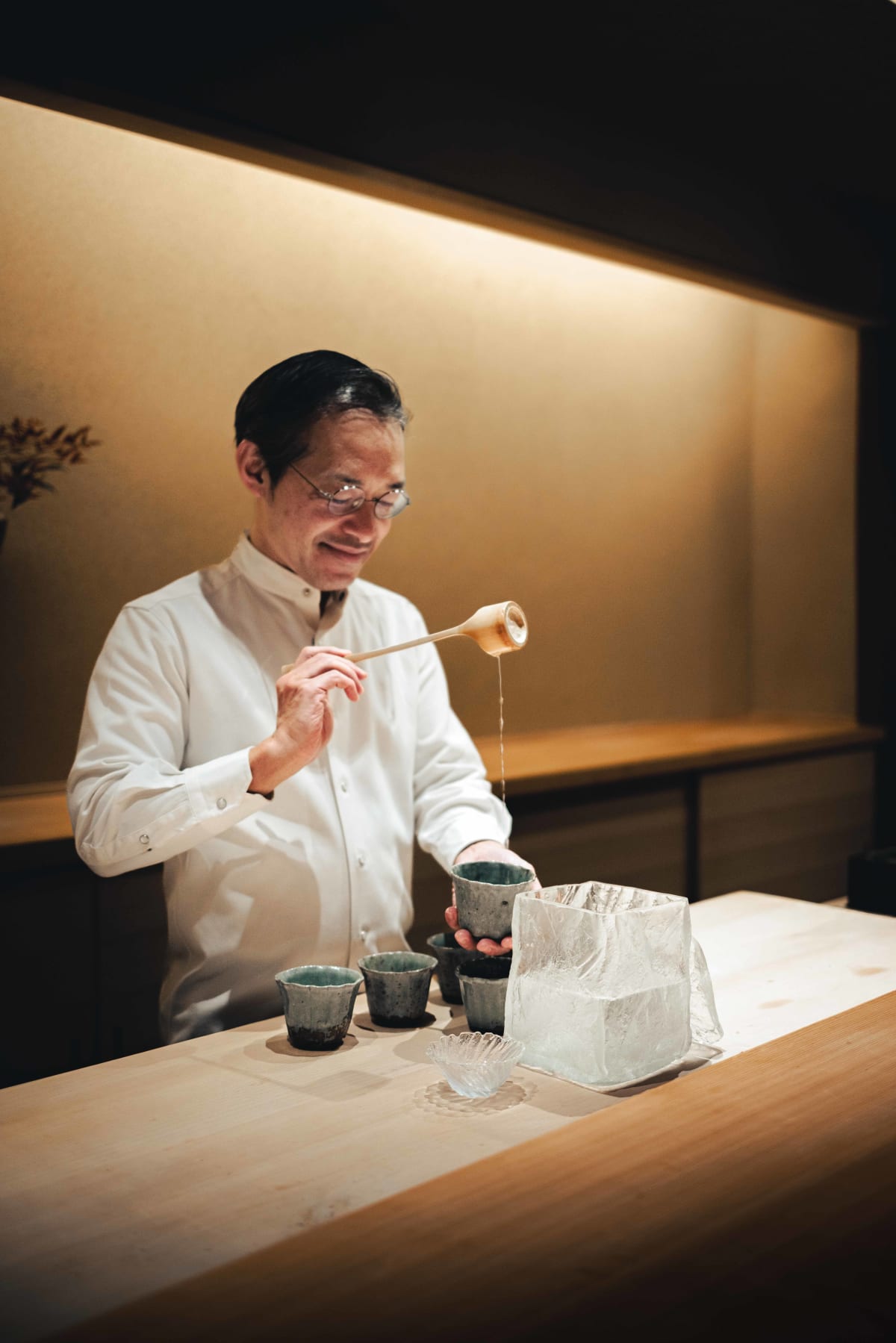 Myoujyaku, Tokyo: the taisho pouring the seawater