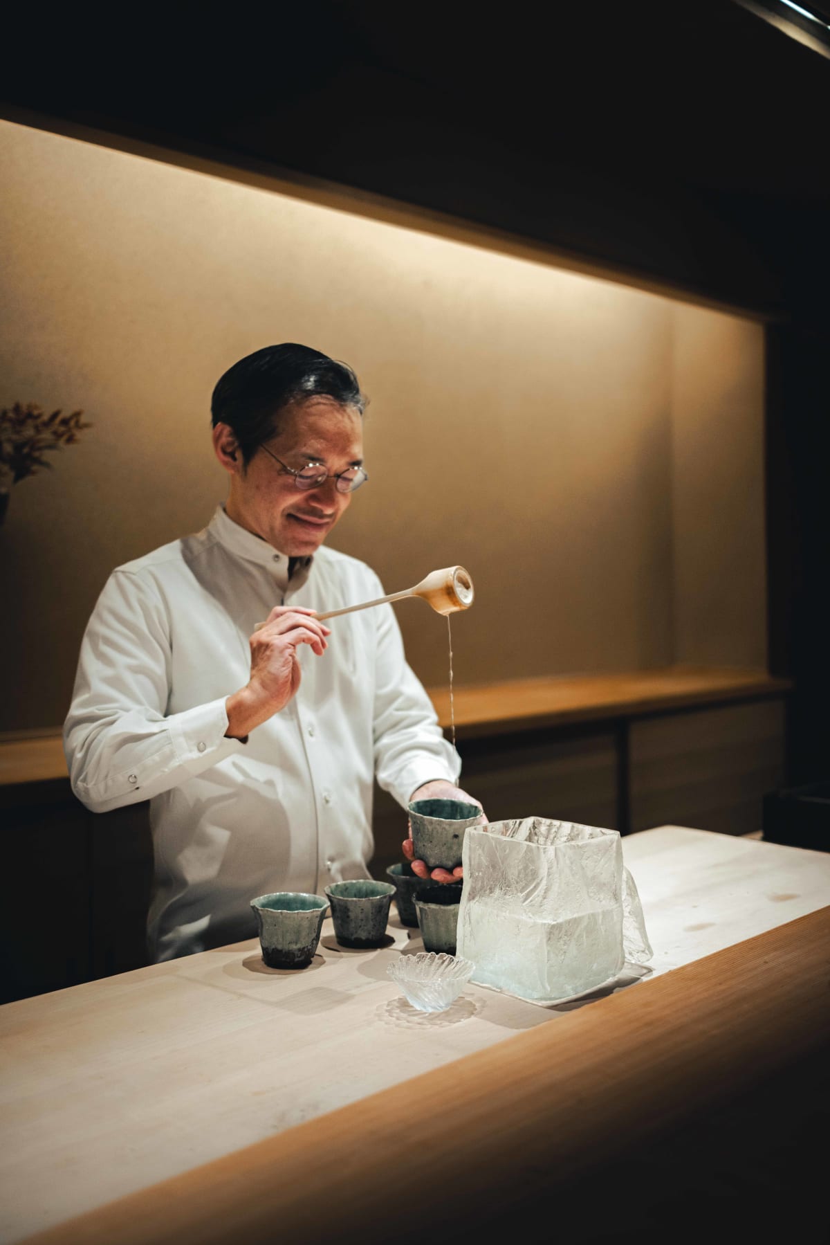 Myoujyaku, Tokyo: the taisho pouring the water