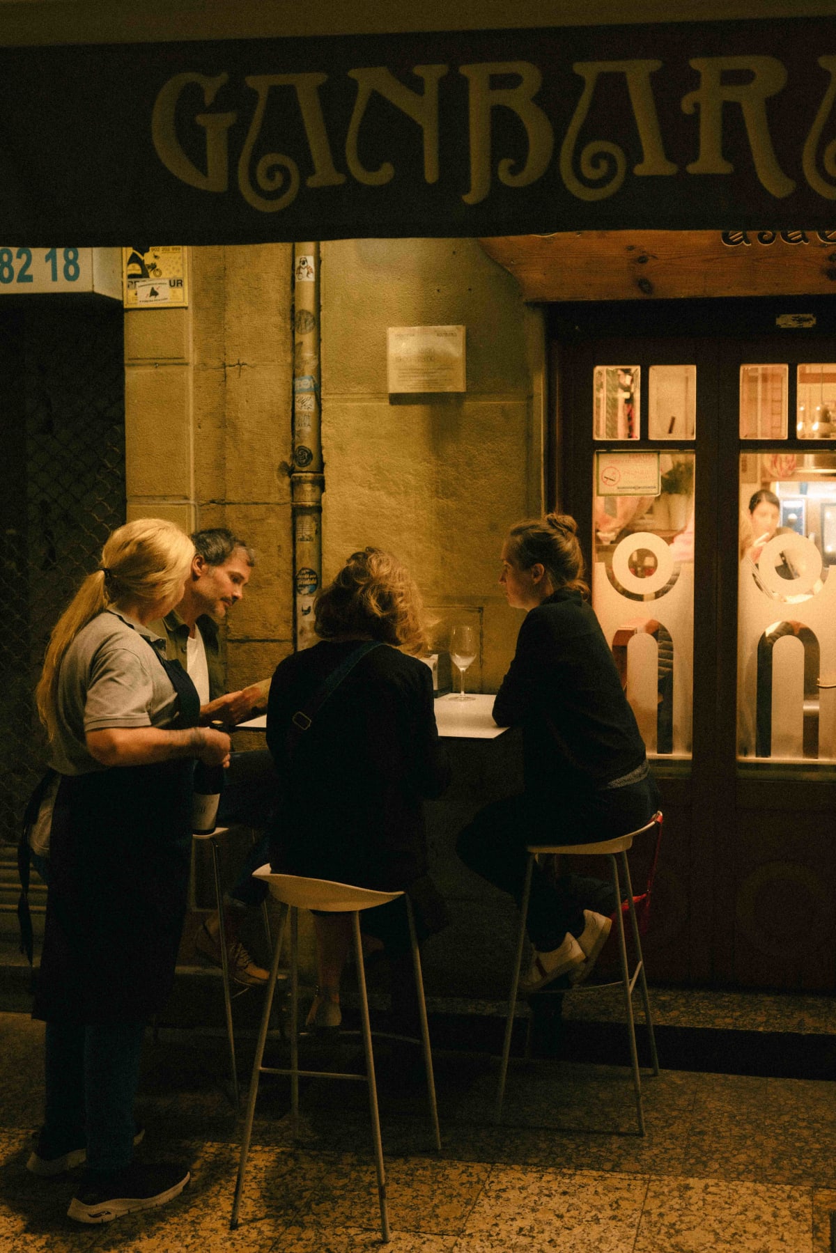 Ganbara, San Sebastián: people eating at the tables outside