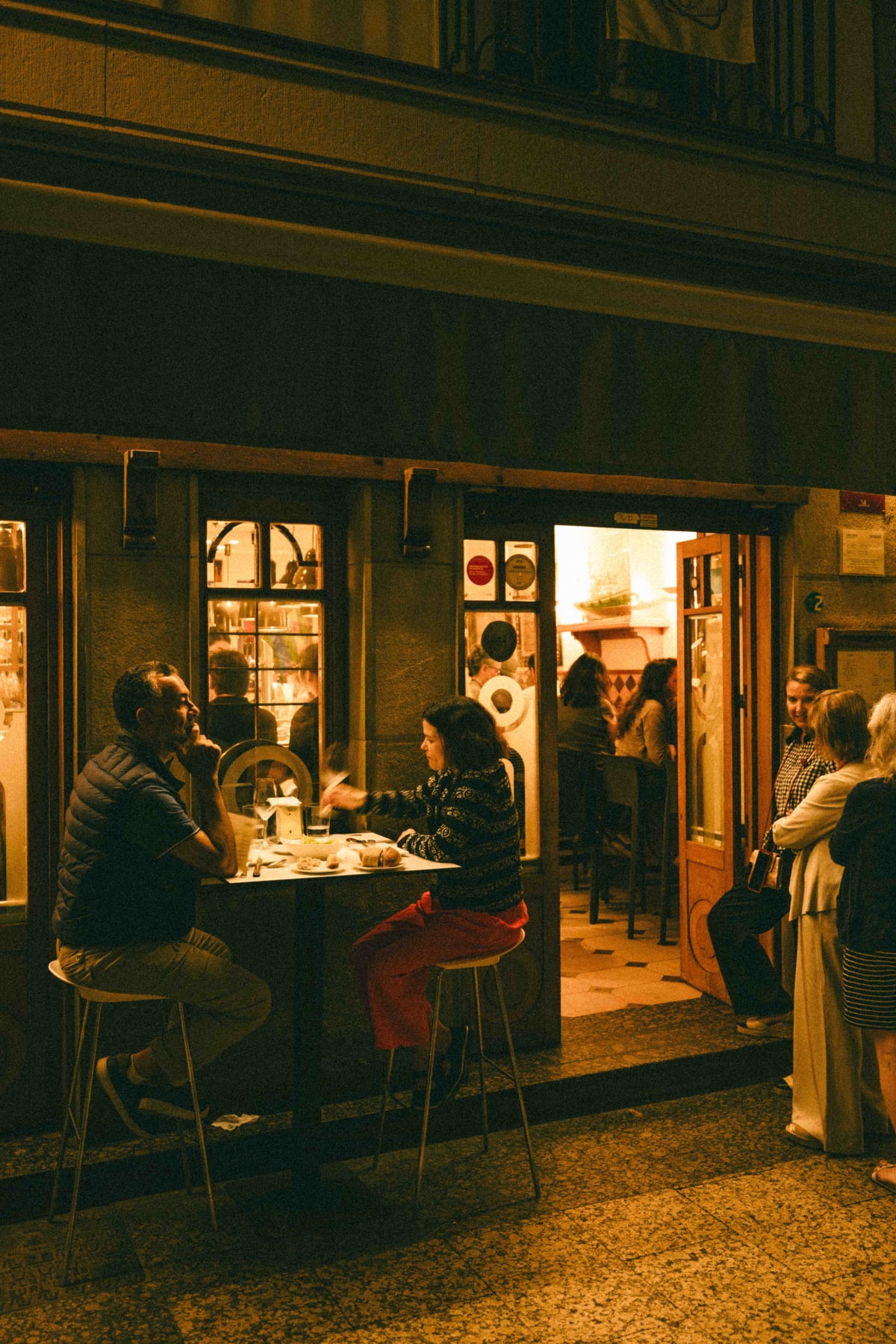 Ganbara, San Sebastián: people eating at the tables outside
