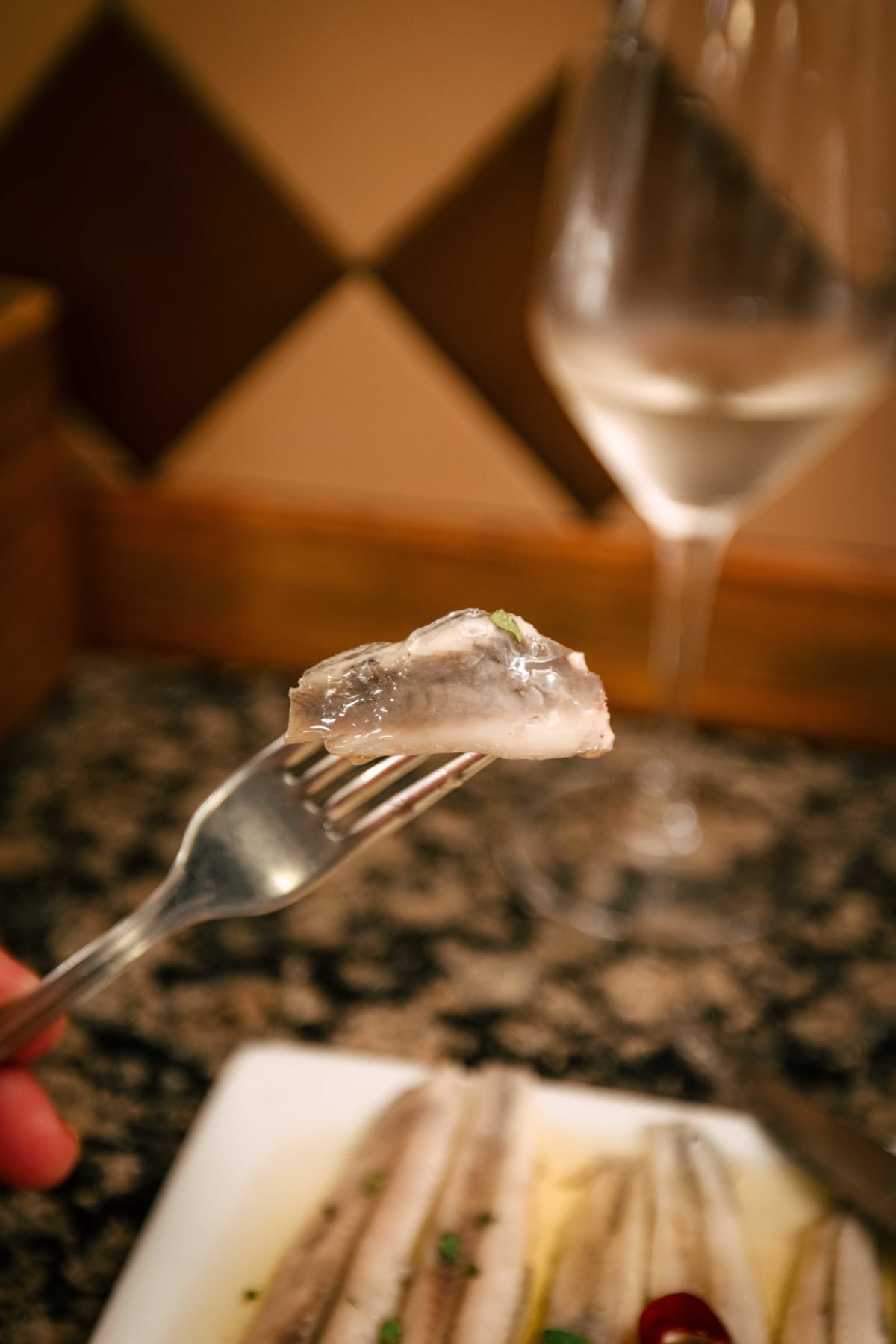 Ganbara, San Sebastián: the anchovy lifted on a fork