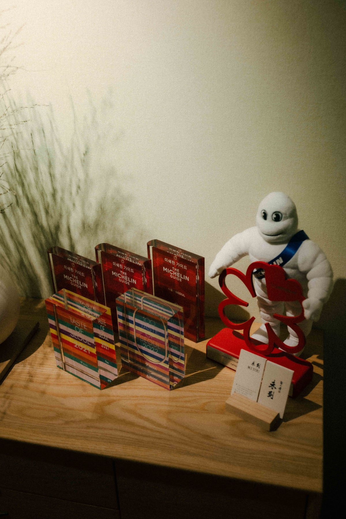 Mitou, Seoul: the restaurant's plaques gathered together with a Michelin Man figure