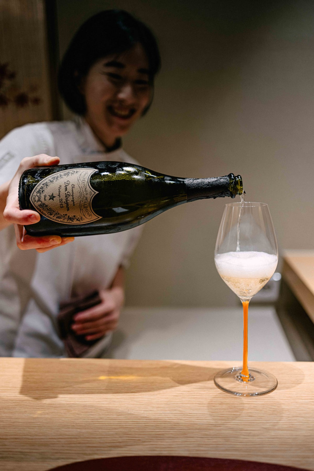 Mitou, Seoul: the champagne going into the glass