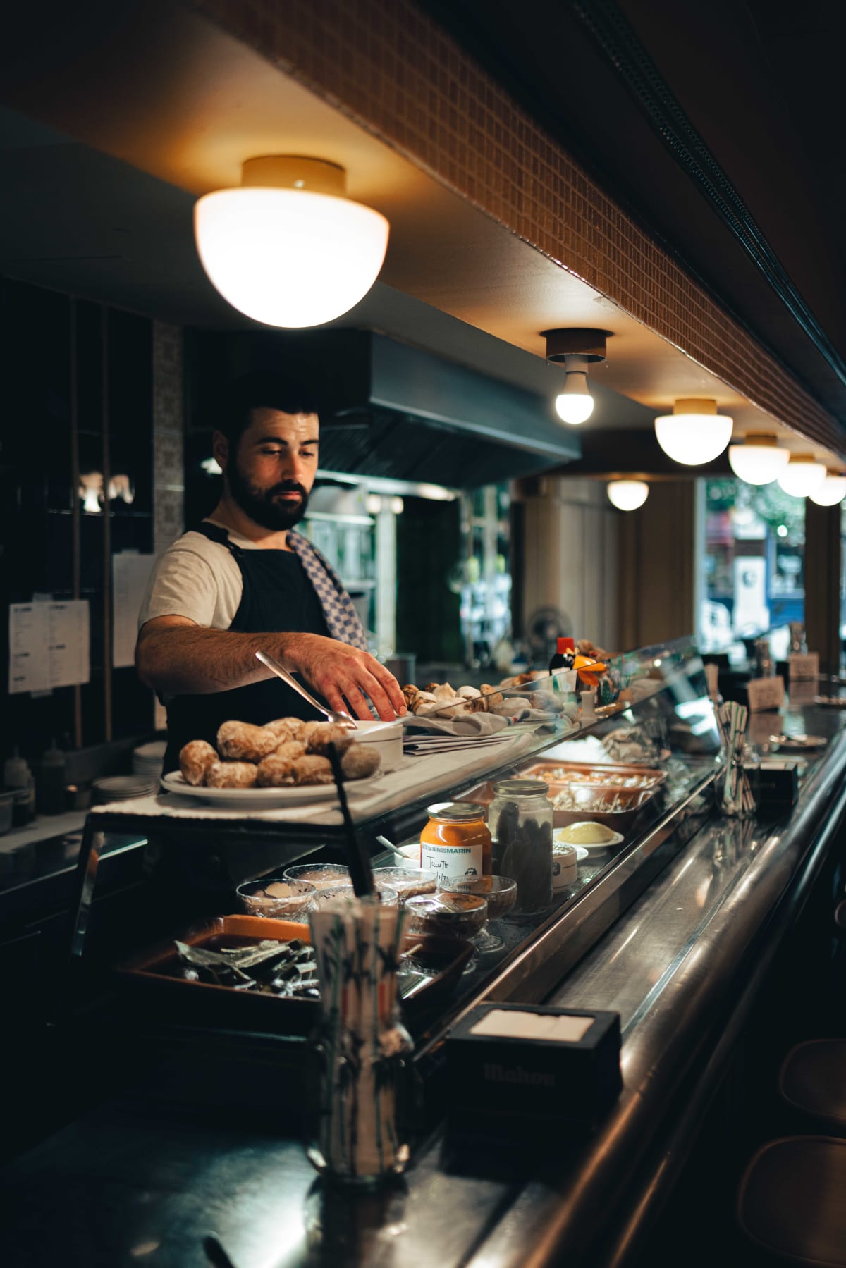 Ultramarinos Marín, Barcelona: the cook at the counter planxa
