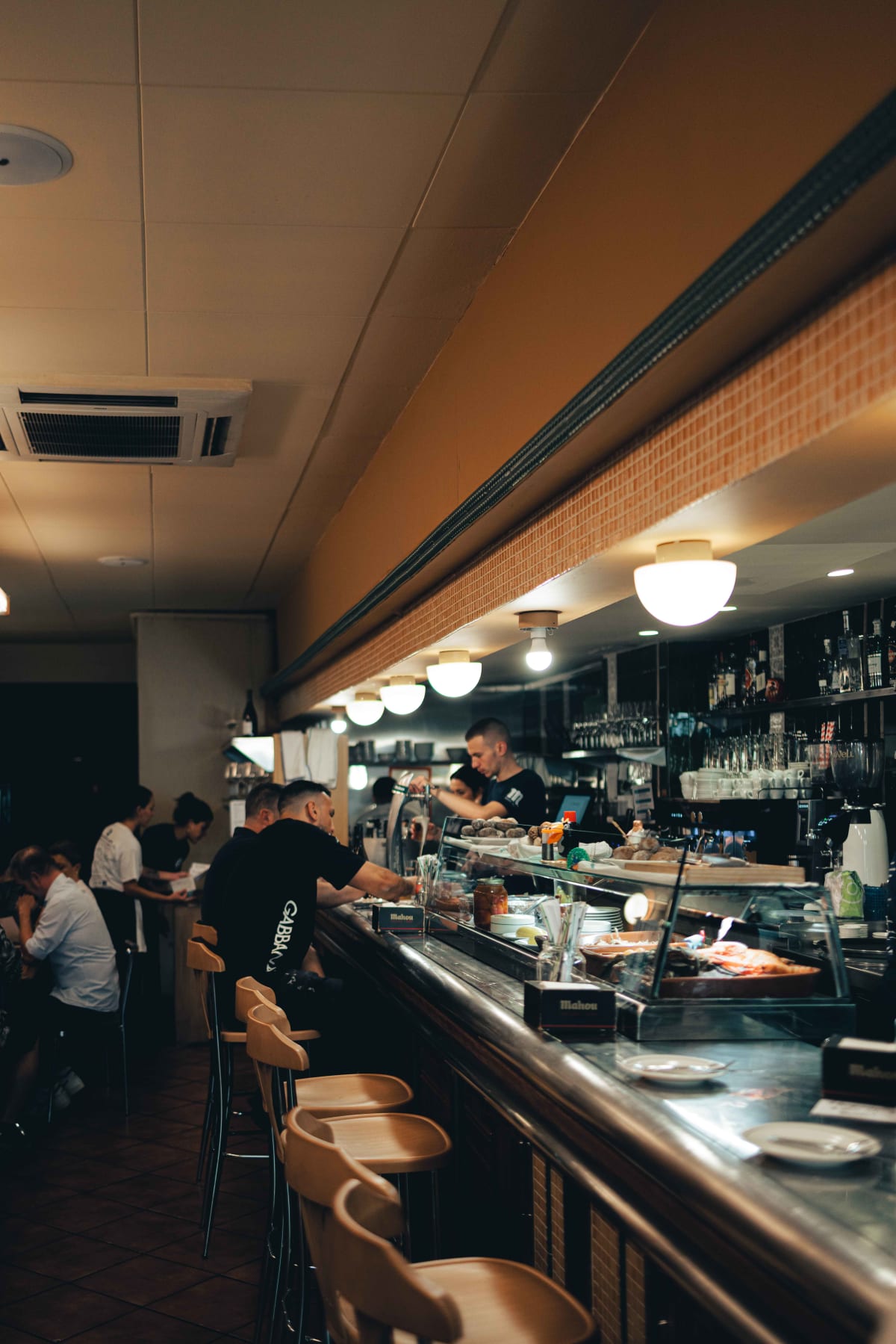 Ultramarinos Marín, Barcelona: the counter full at lunchtime