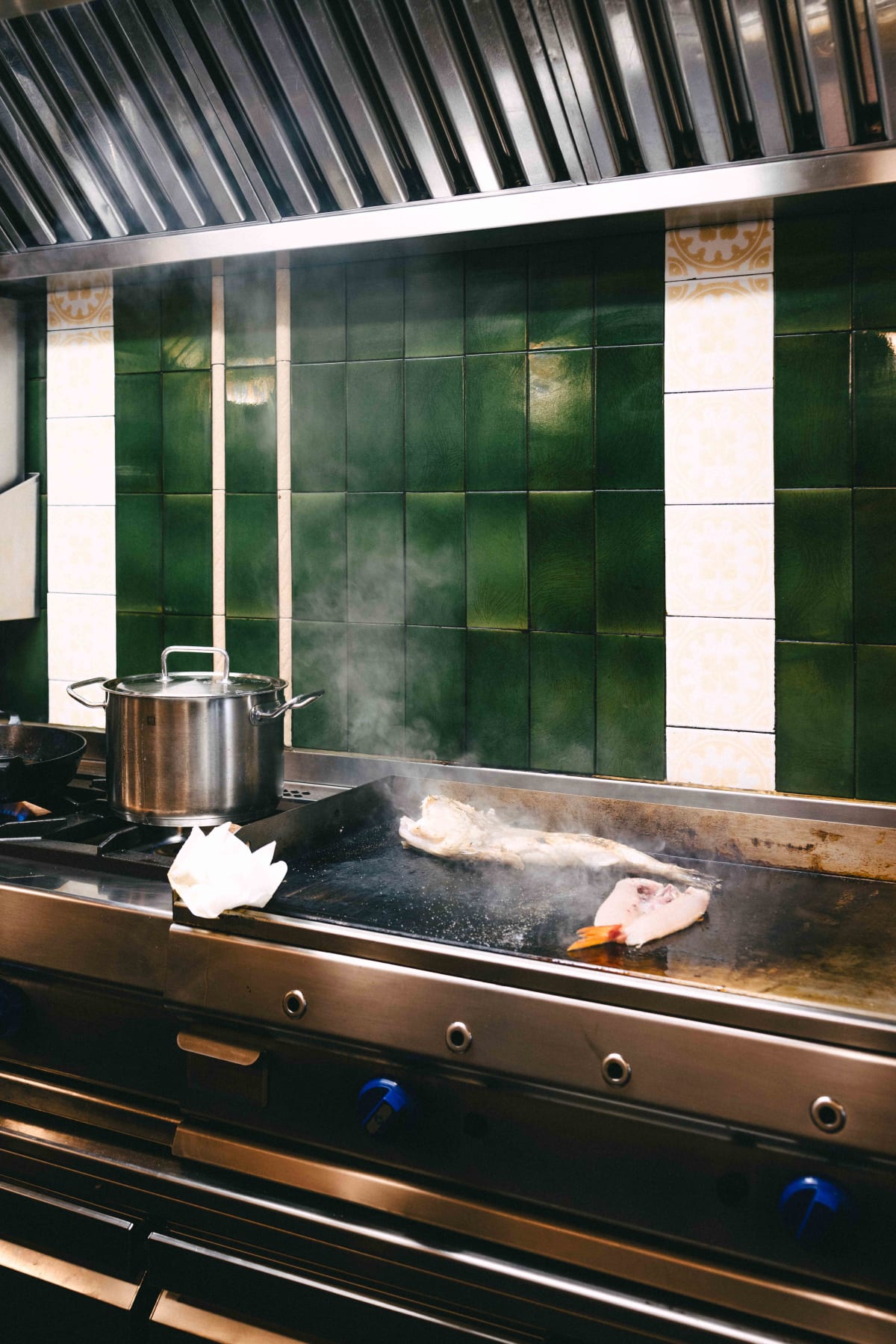 Ultramarinos Marín, Barcelona: fish cooking on the planxa