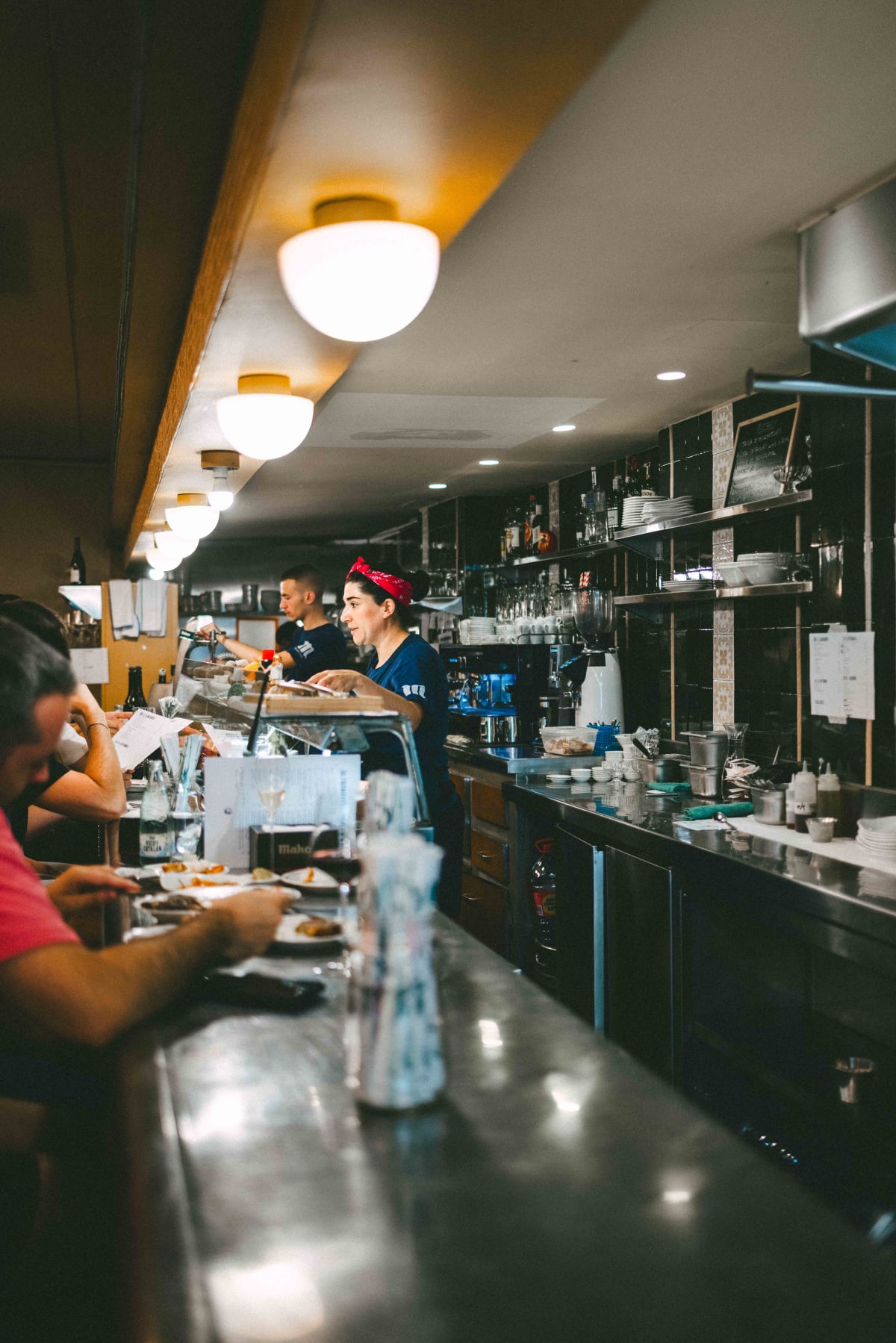 Ultramarinos Marín, Barcelona: staff at work behind the counter