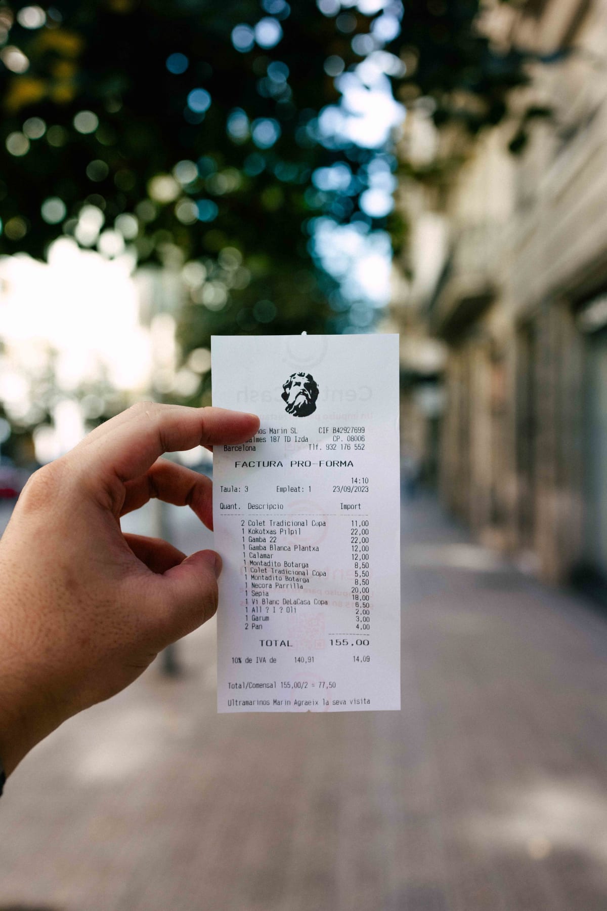 Ultramarinos Marín, Barcelona: the receipt held up in the street