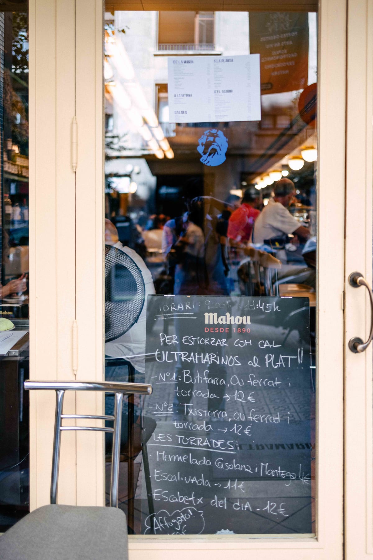 Ultramarinos Marín, Barcelona: the breakfast blackboard by the door