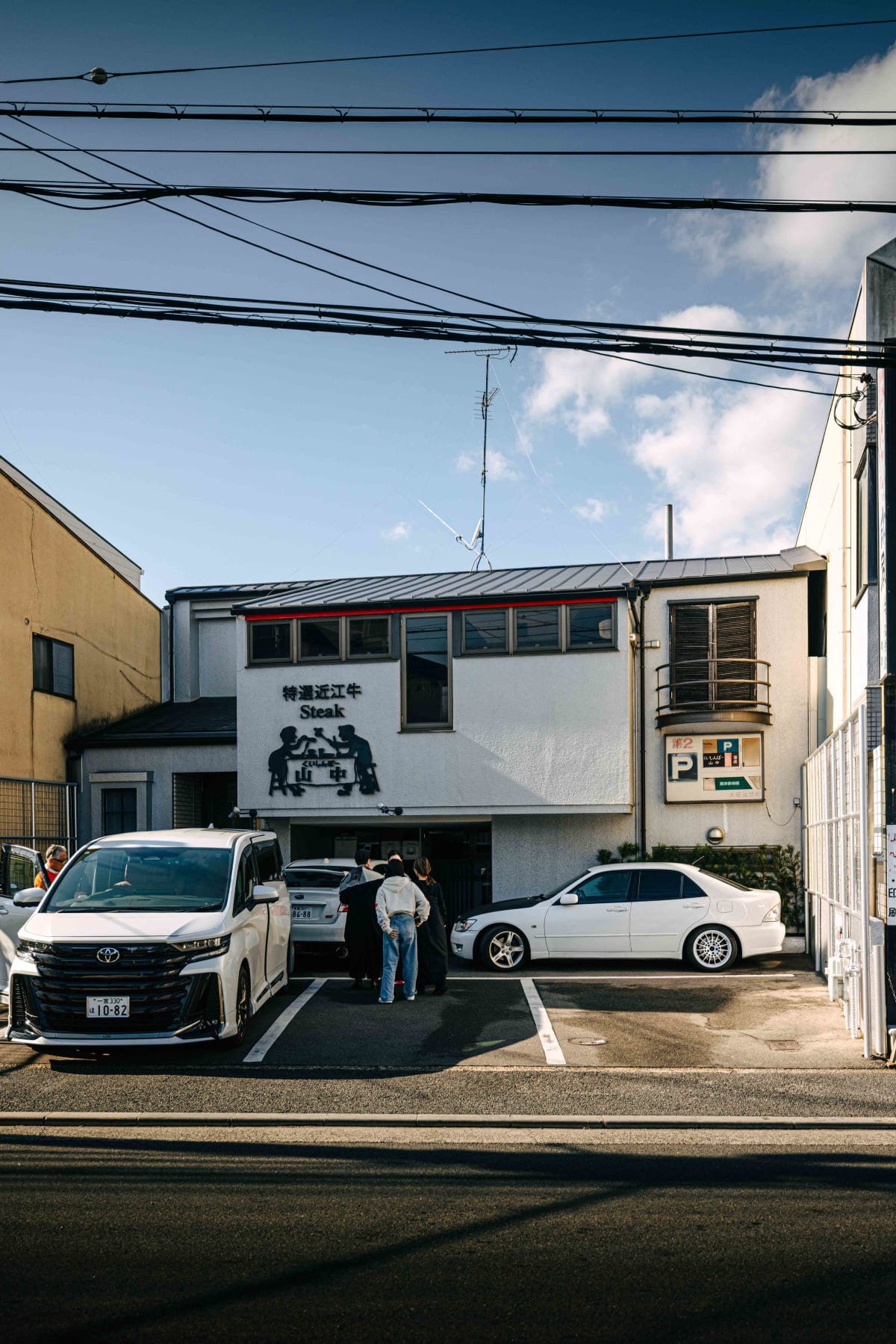 Kuishinbo Yamanaka, Kyoto: the exterior seen from across the street at midday