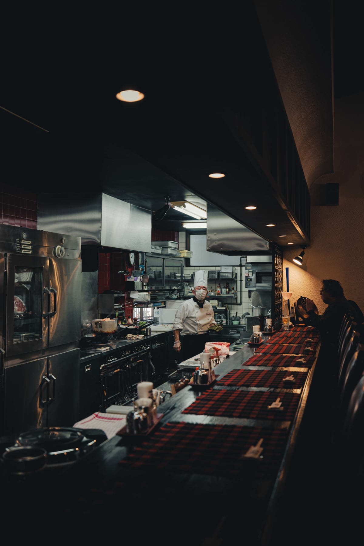 Kuishinbo Yamanaka, Kyoto: the counter with the chef at the back
