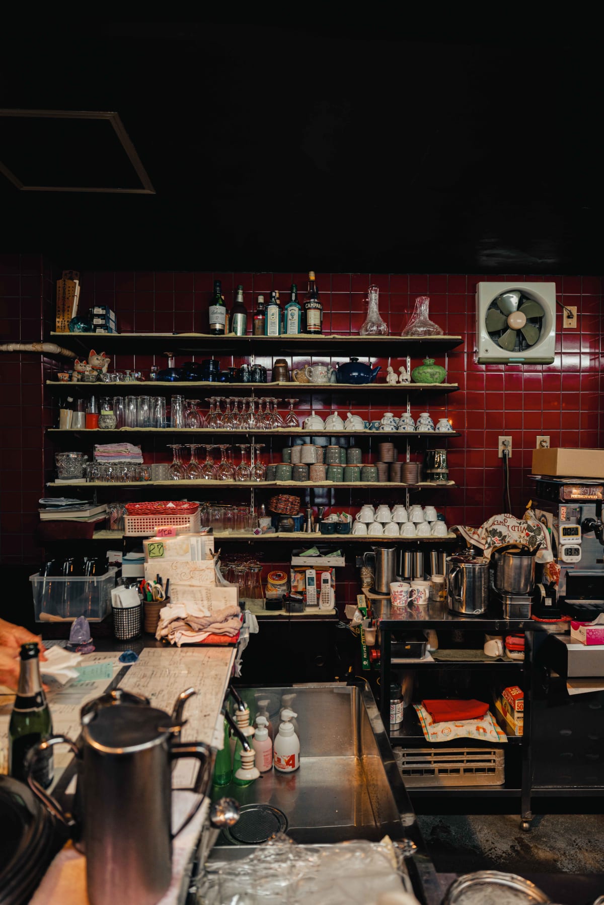 Kuishinbo Yamanaka, Kyoto: the red-tiled shelves behind the counter