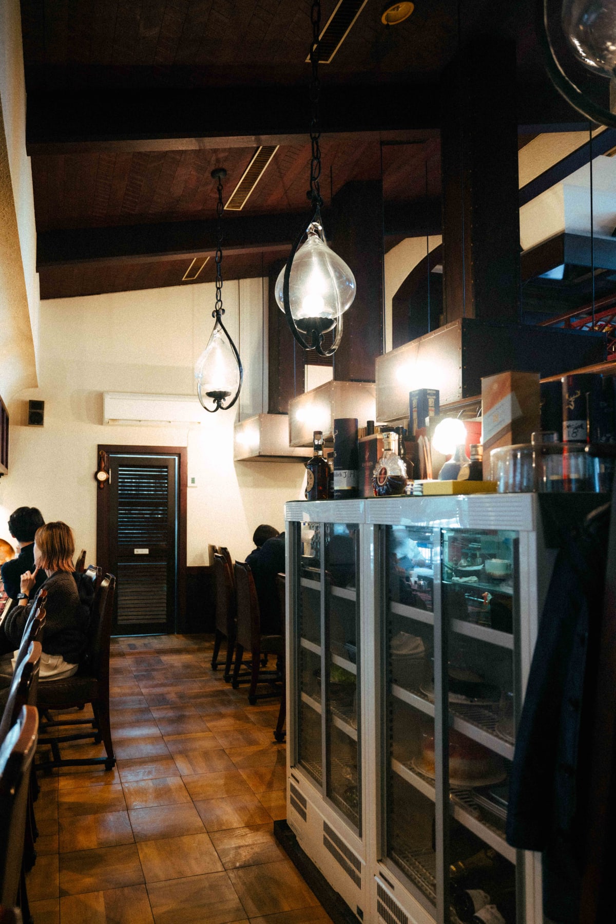 Kuishinbo Yamanaka, Kyoto: the table room with its glass pendant lamps