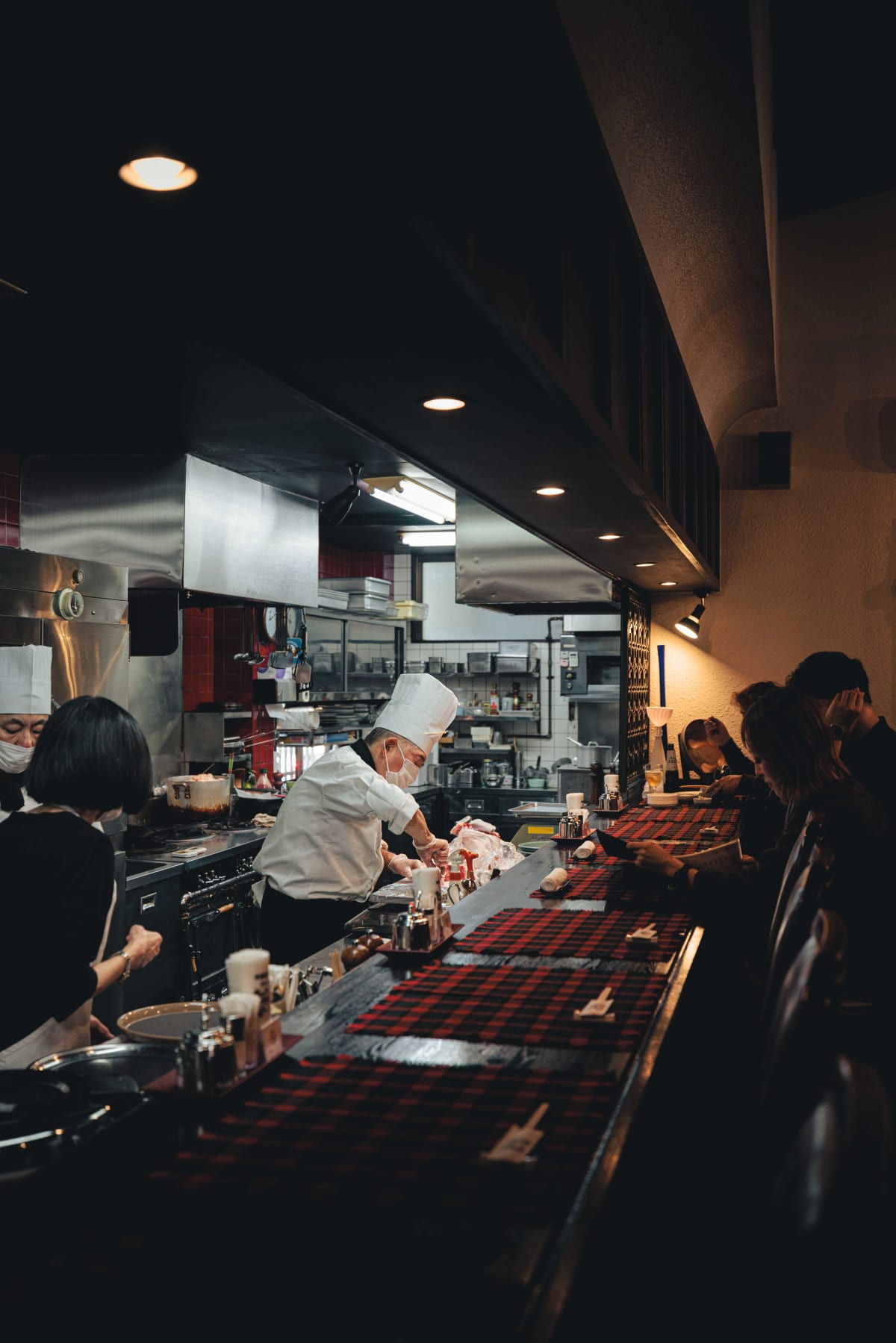 Kuishinbo Yamanaka, Kyoto: the chef at work with guests along the counter