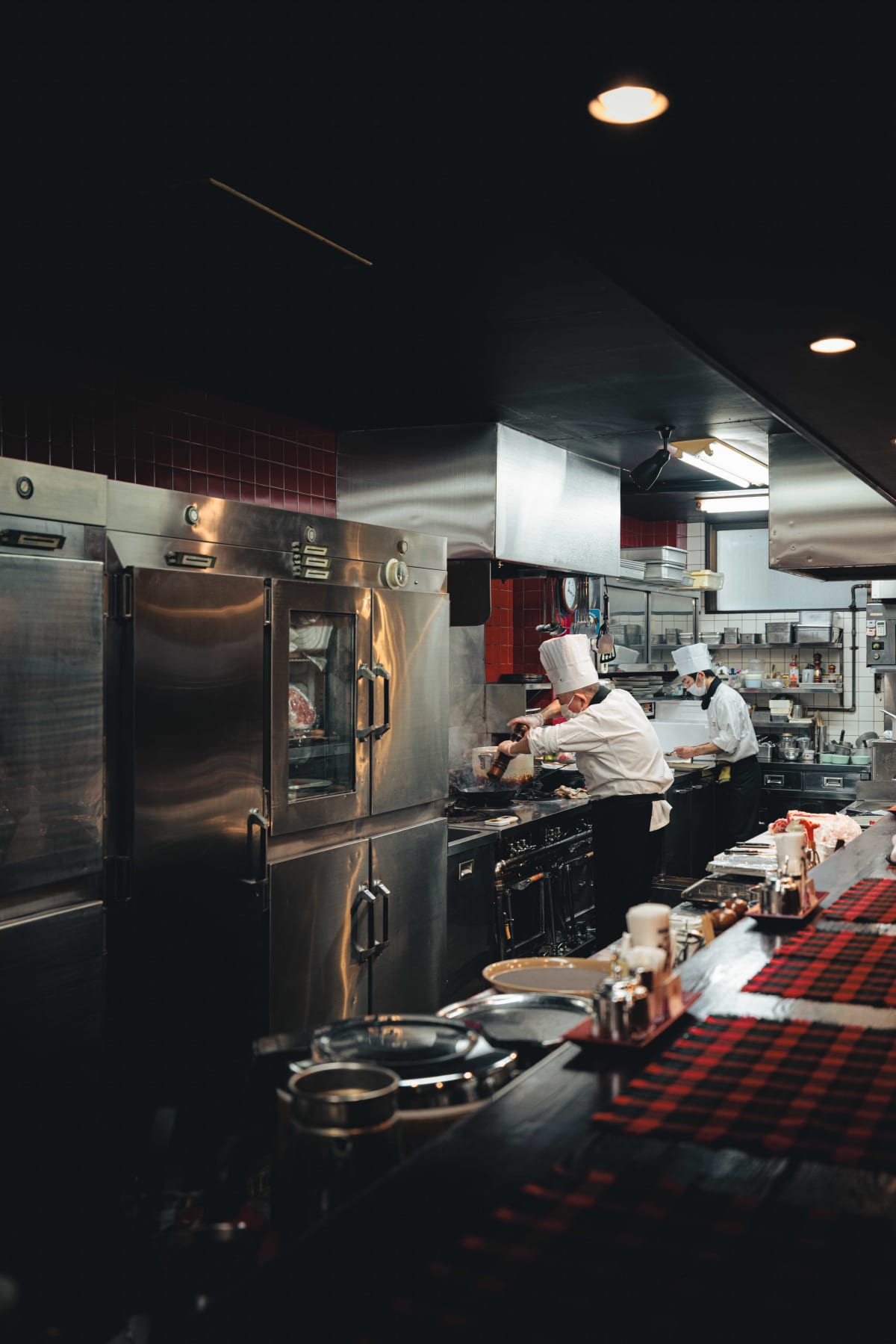 Kuishinbo Yamanaka, Kyoto: the chef seasoning a pan at the stove
