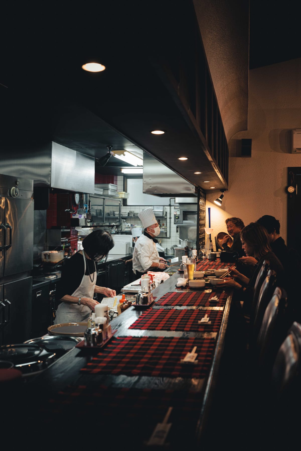 Kuishinbo Yamanaka, Kyoto: the chef, his assistant and guests at the counter