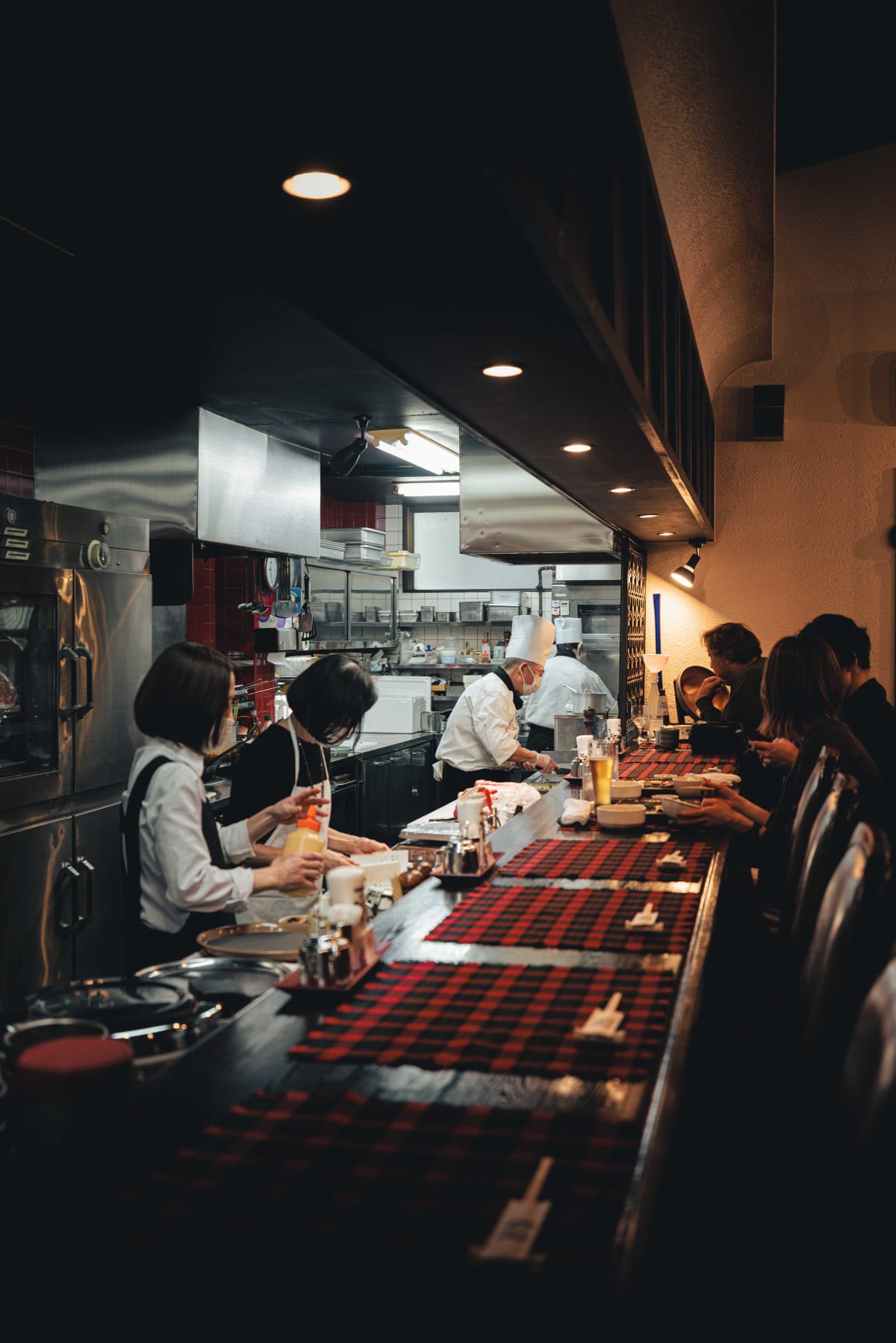 Kuishinbo Yamanaka, Kyoto: staff and guests along the counter
