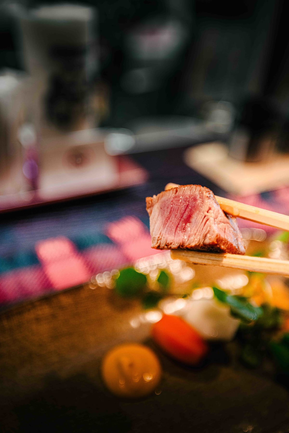 Kuishinbo Yamanaka, Kyoto: a piece lifted with chopsticks