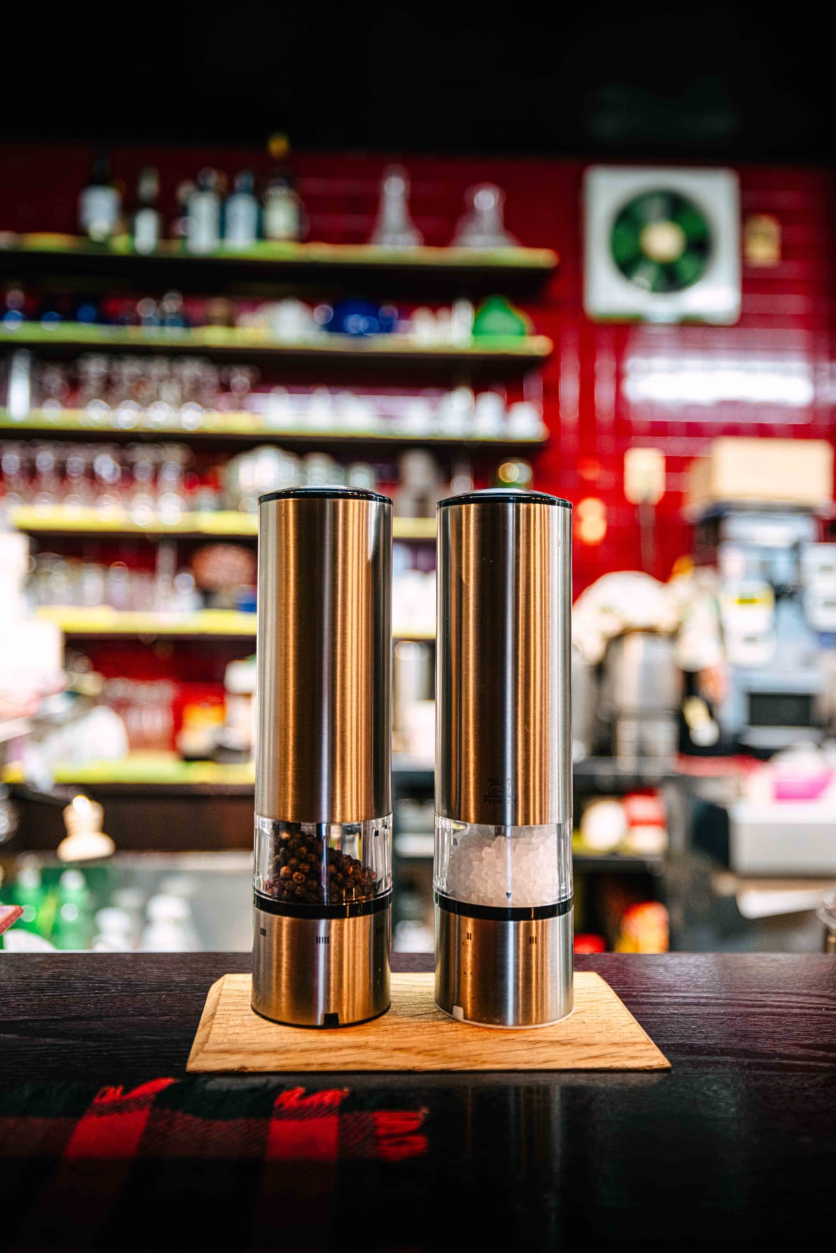 Kuishinbo Yamanaka, Kyoto: the pepper and salt grinders on the counter