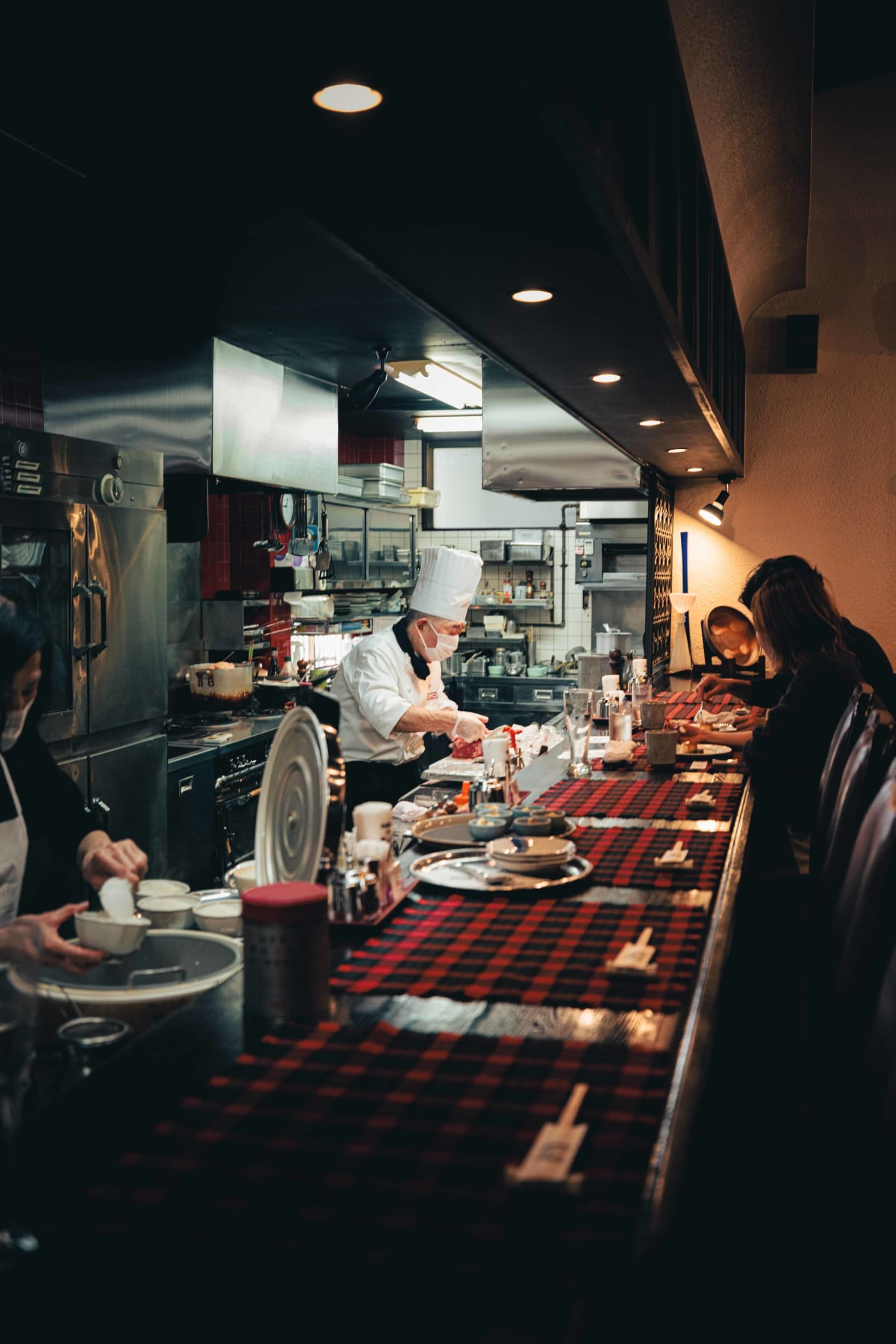 Kuishinbo Yamanaka, Kyoto: the chef at work behind the counter
