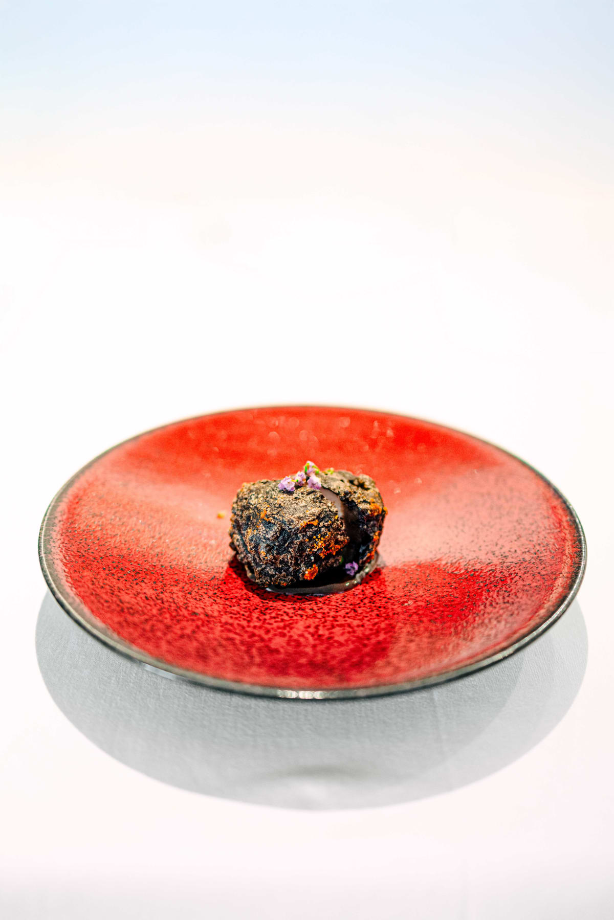 JEE, Hong Kong: the crispy sea cucumber, black as a stone, on a red plate