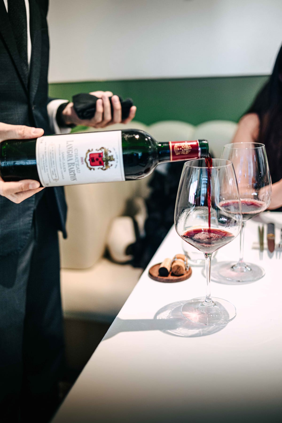 JEE, Hong Kong: the first pour of Langoa Barton, with the corks on a small dish