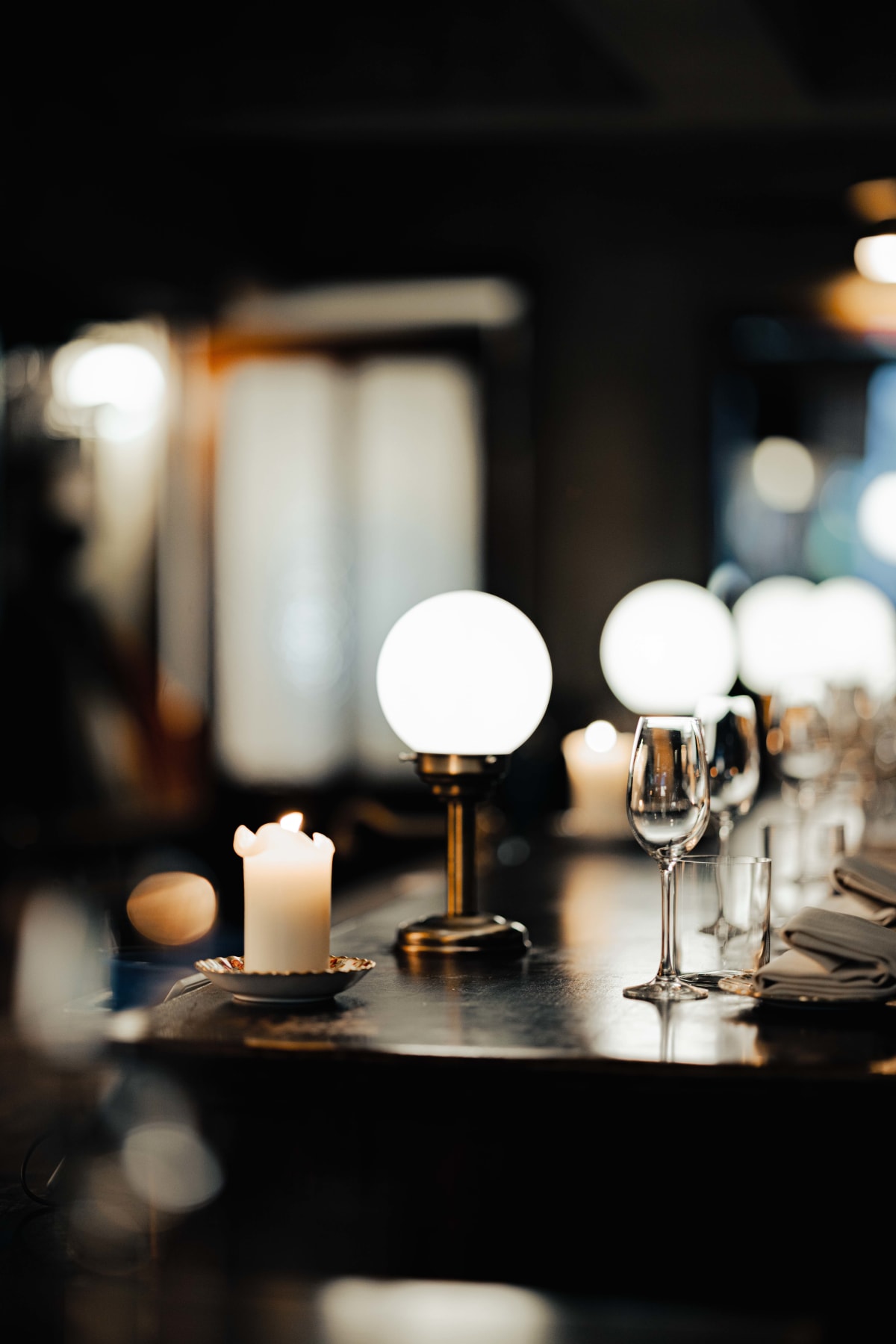 Bistro de la Mer, Amsterdam: a candle and globe lamps along the counter