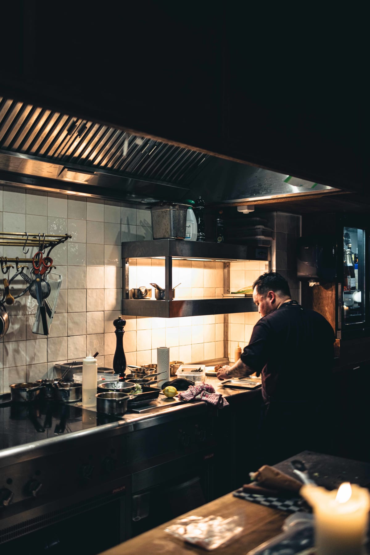 Bistro de la Mer, Amsterdam: a cook working at the stove in the open kitchen