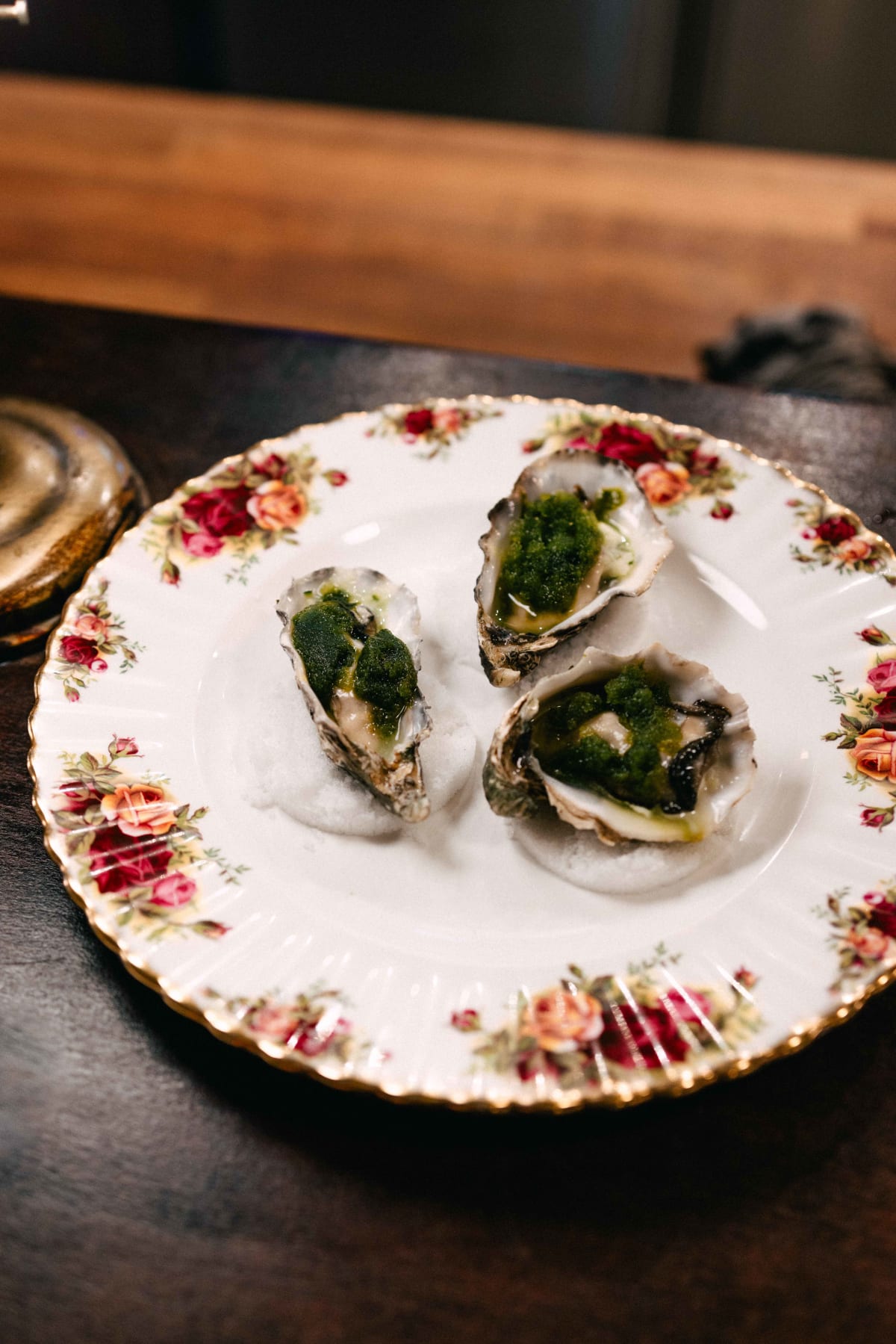 Bistro de la Mer, Amsterdam: three Irish Mór oysters with sorrel granité on a rose-patterned plate