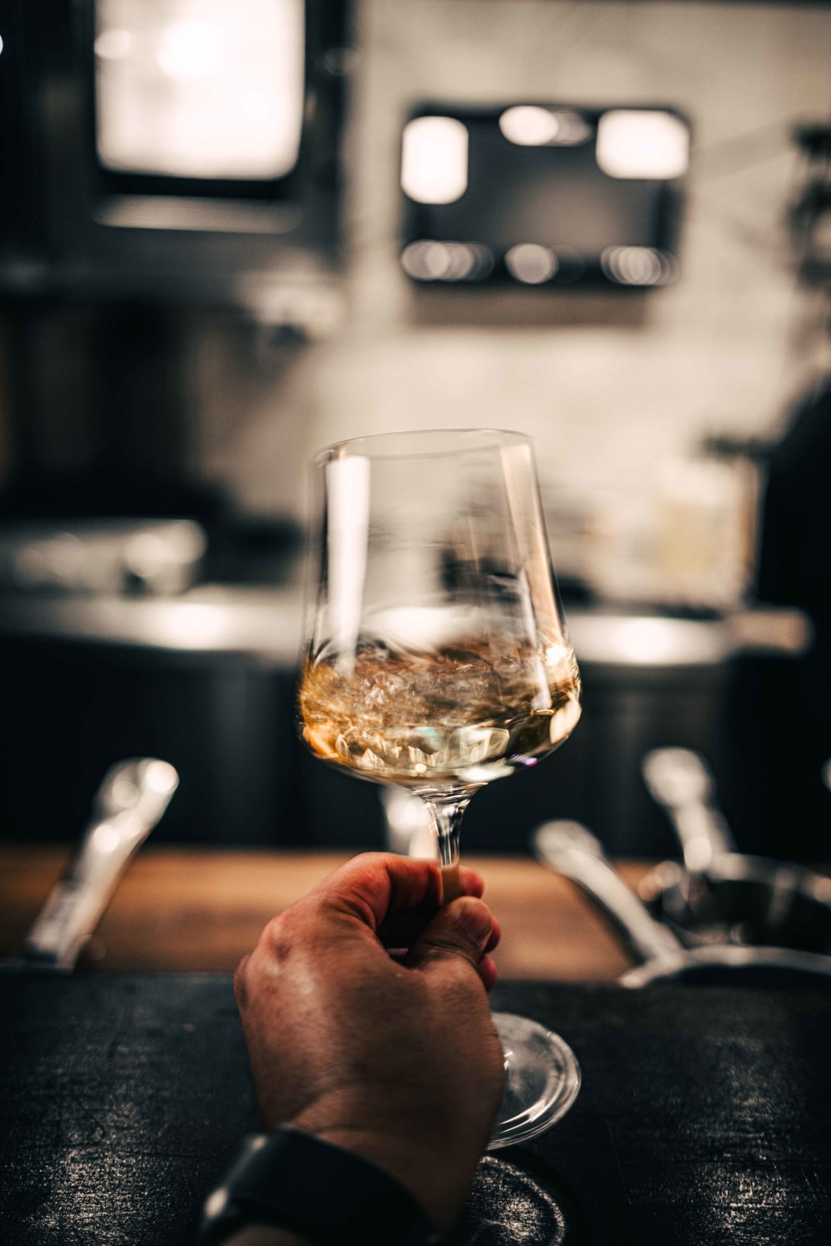 Bistro de la Mer, Amsterdam: the glass of Riesling in hand, the kitchen behind