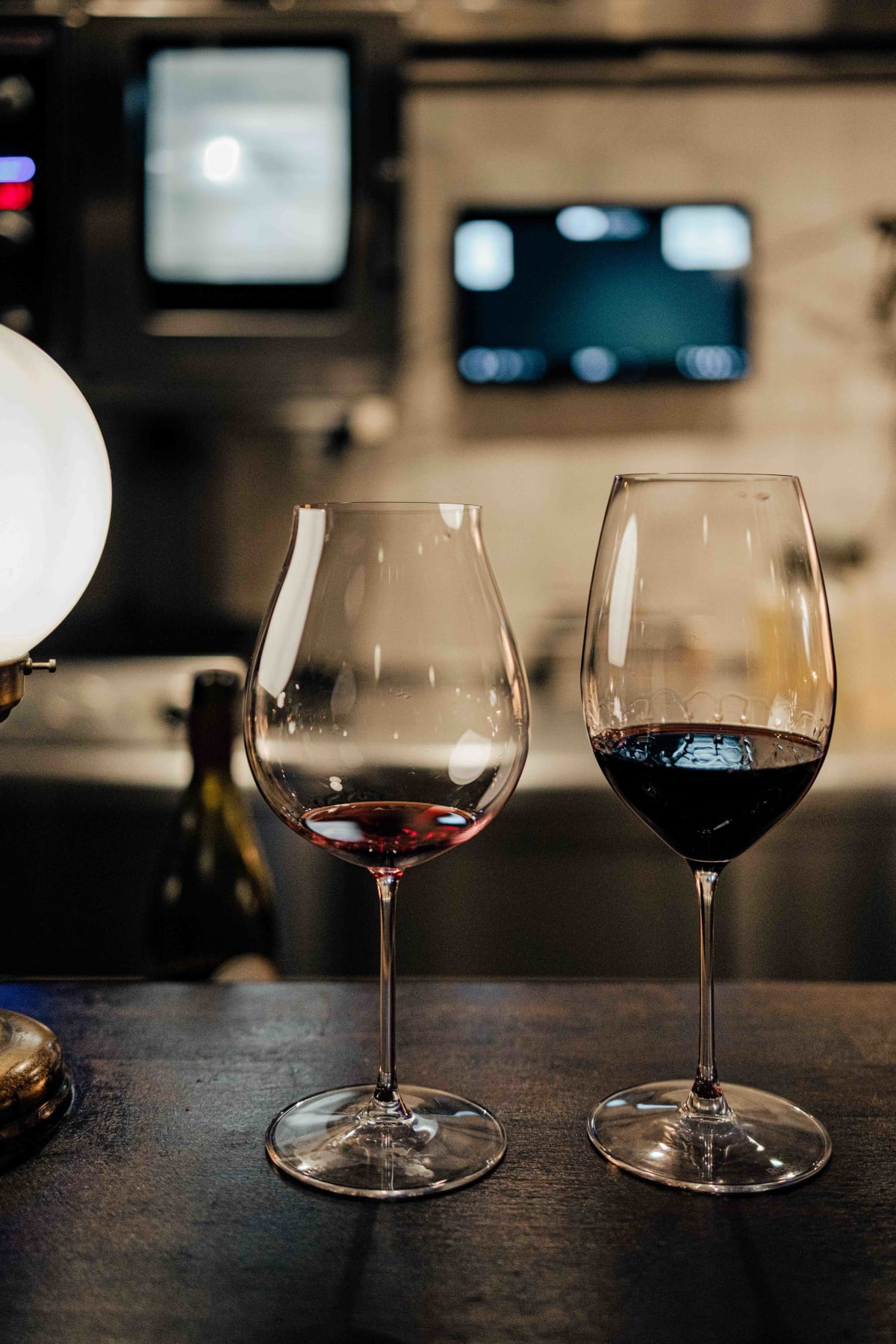 Bistro de la Mer, Amsterdam: the two tasting glasses side by side, the pale Ladoix and the darker Bordeaux
