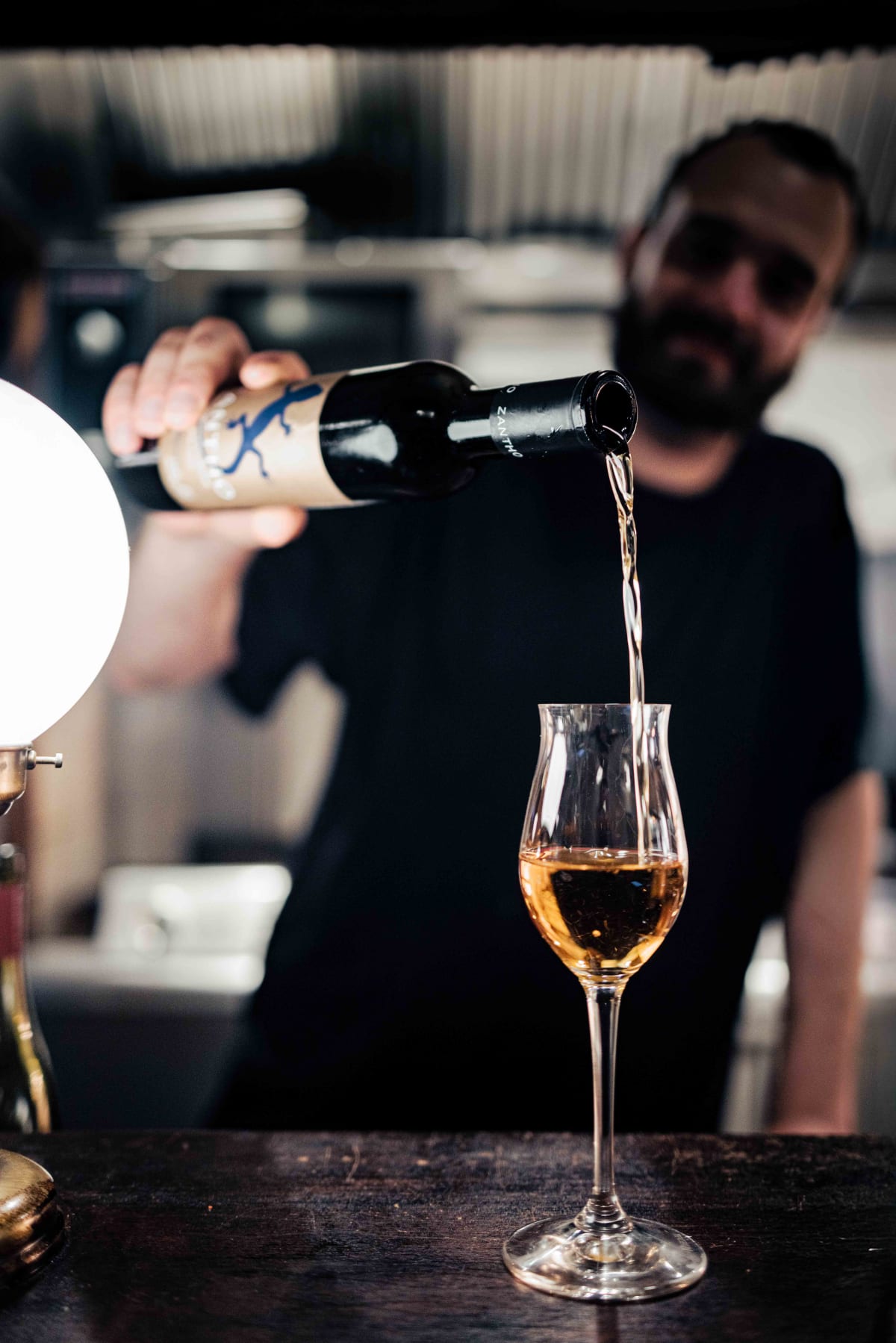 Bistro de la Mer, Amsterdam: the server pouring the Zantho