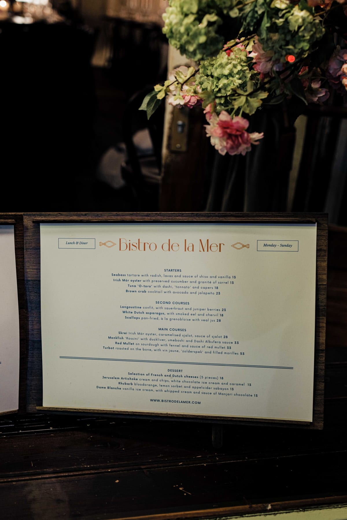 Bistro de la Mer, Amsterdam: the printed menu in the window, lunch and dinner, Monday to Sunday
