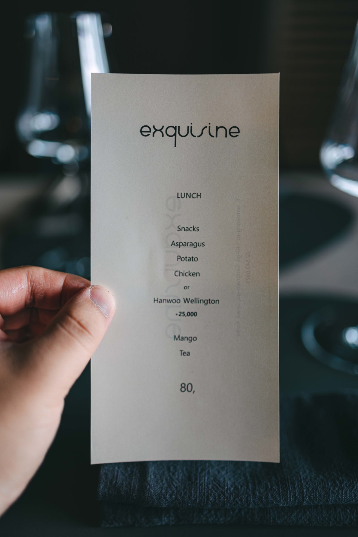Exquisine, Seoul: the menu card held in hand