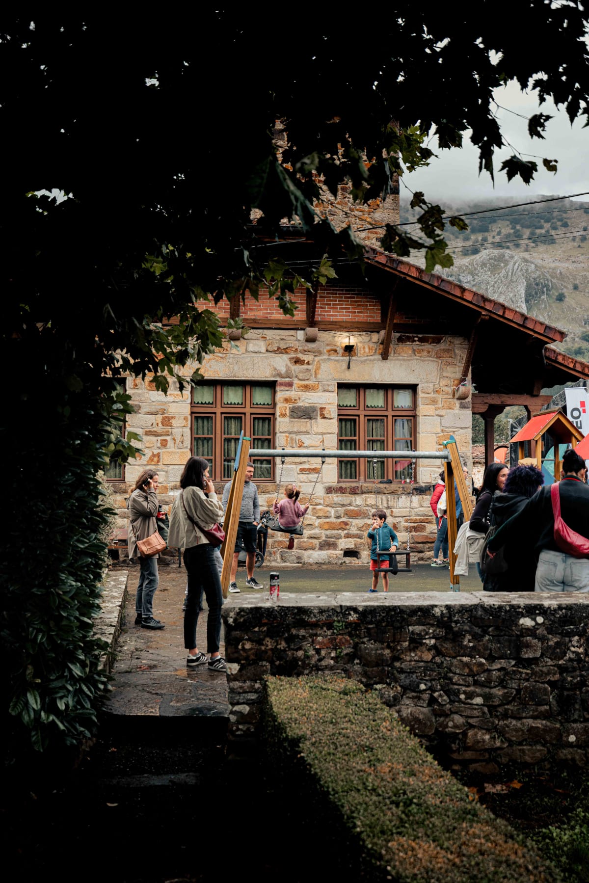 Asador Etxebarri, Axpe: a crowd gathered in the village square on race day
