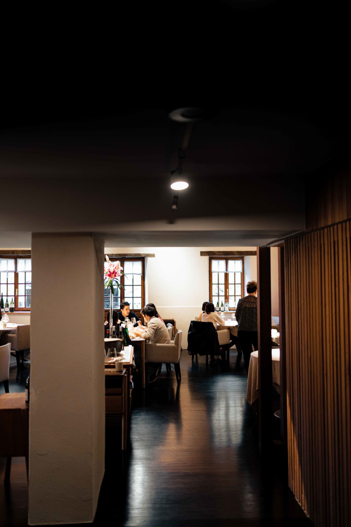 Asador Etxebarri, Axpe: the dining room seen from the corridor