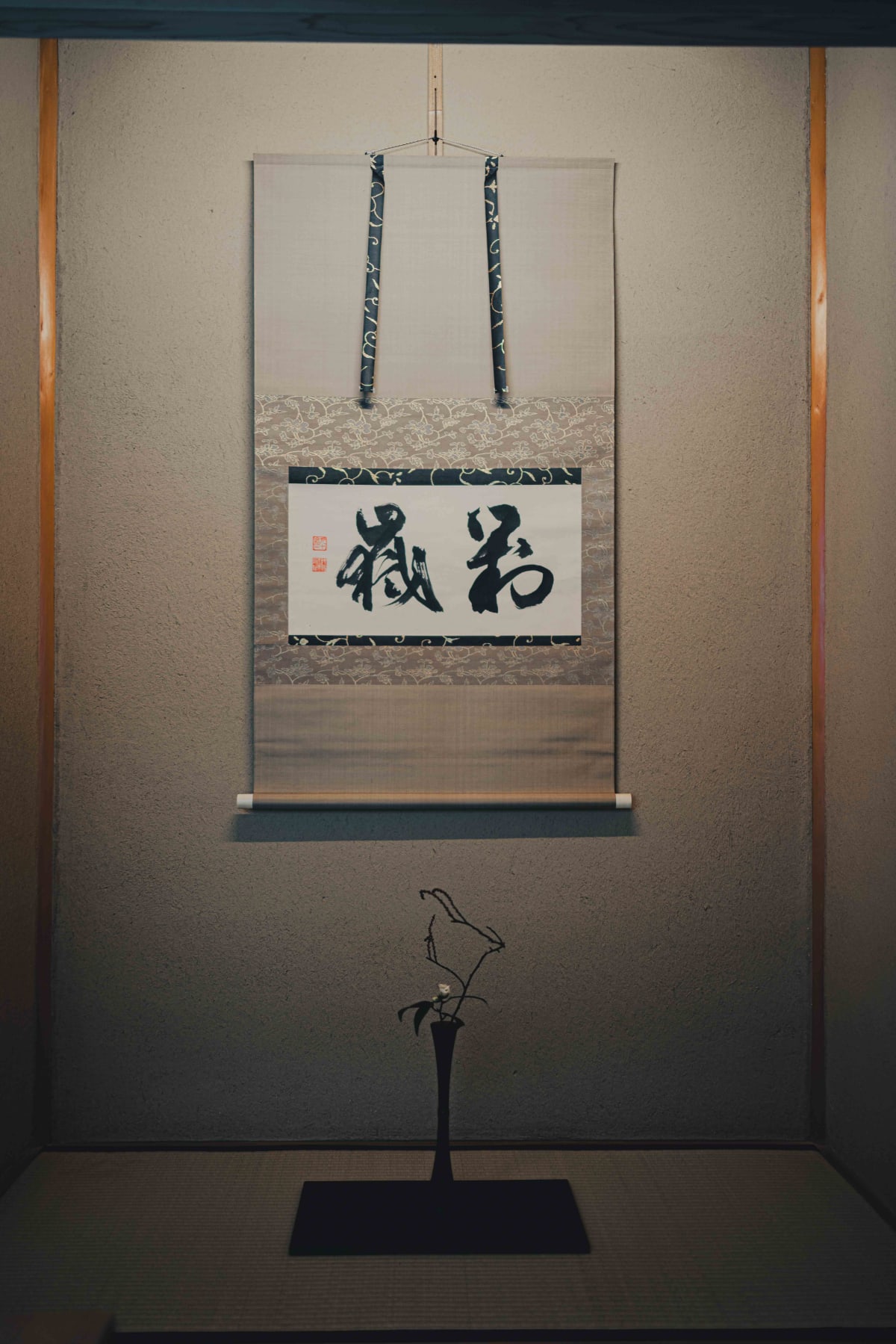 Matsukawa, Tokyo: the tokonoma in the private room, a hanging scroll above a single stem in a slim vase