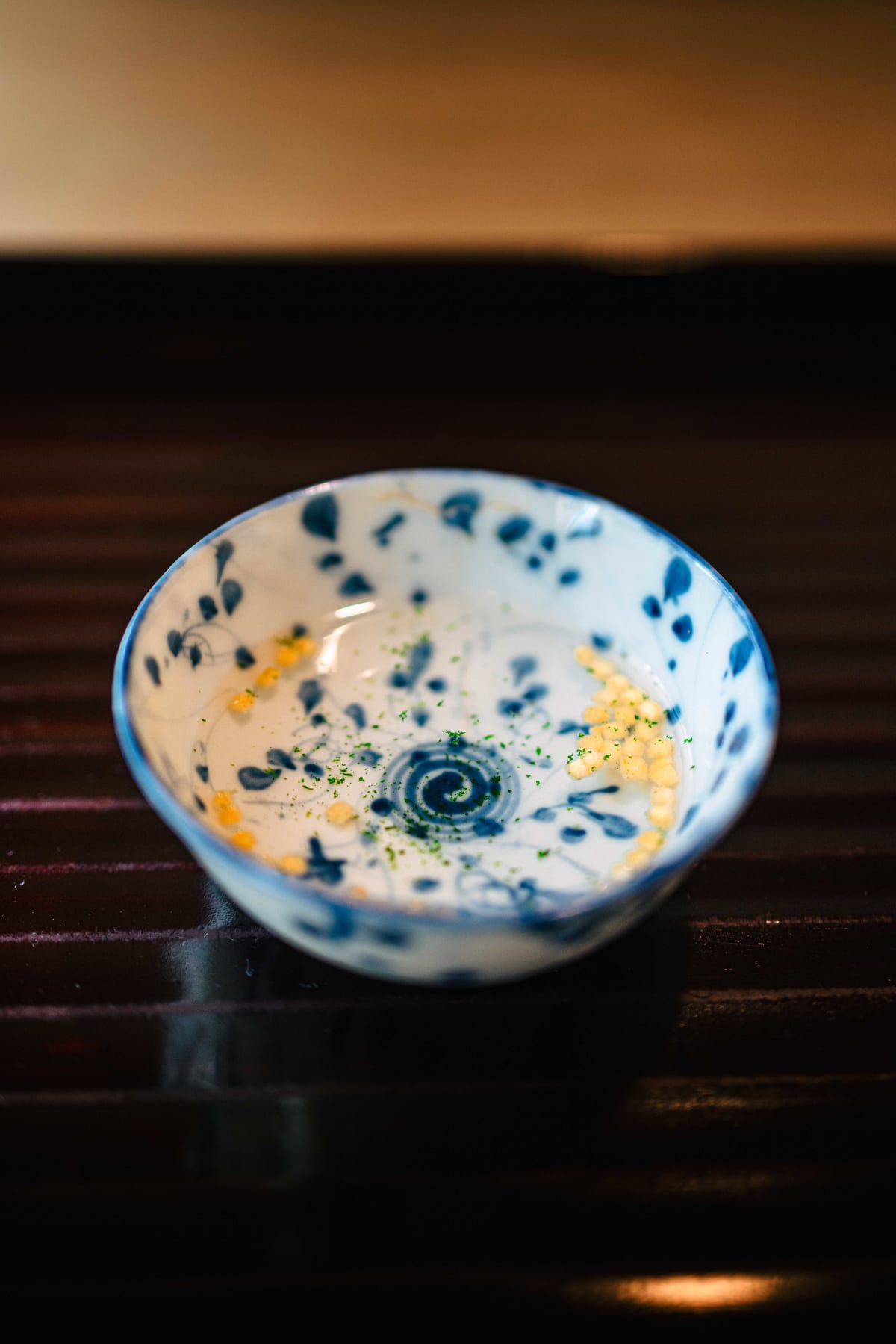 Matsukawa, Tokyo: the welcome drink brought to our room, puffed rice and a green dusting in a blue and white cup
