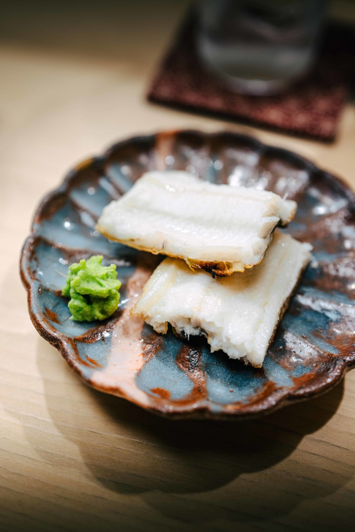 Nihonbashi Kakigaracho Sugita, Tokyo: anago shirayaki, white grilled conger eel with a mound of fresh wasabi on a scalloped glazed plate