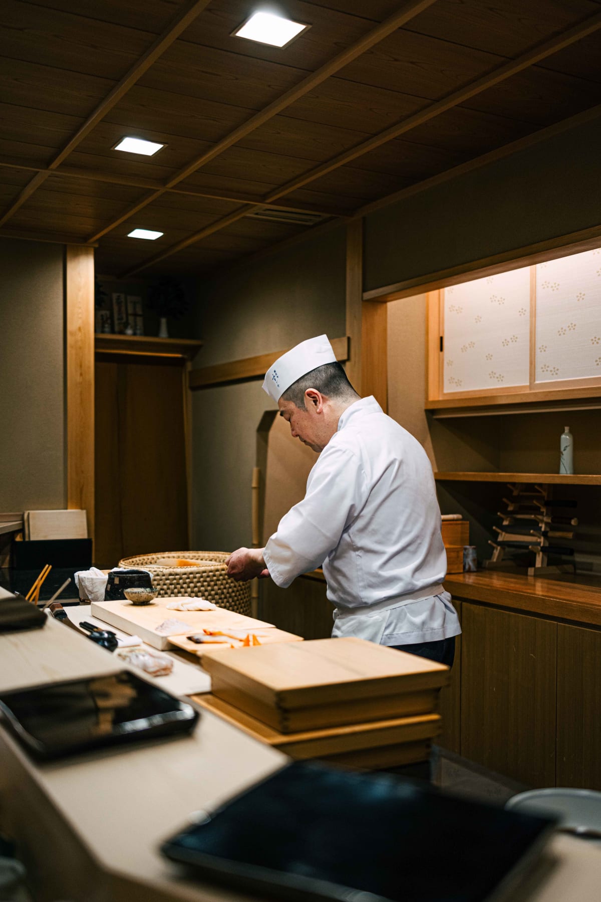 Nihonbashi Kakigaracho Sugita, Tokyo: Sugita at the counter, reaching back towards the rice tub