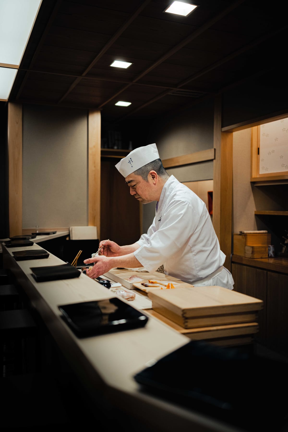 Nihonbashi Kakigaracho Sugita, Tokyo: Sugita at work over the board, the long pale counter sweeping towards him