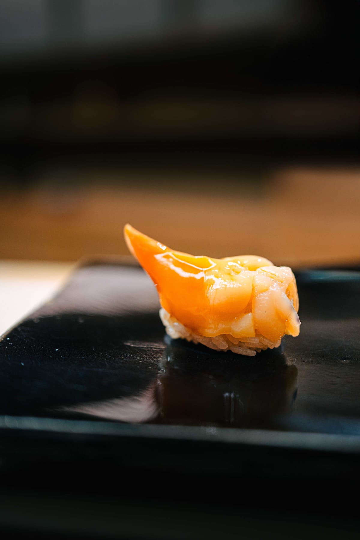 Nihonbashi Kakigaracho Sugita, Tokyo: aoyagi nigiri, the orange clam glossy over the shari