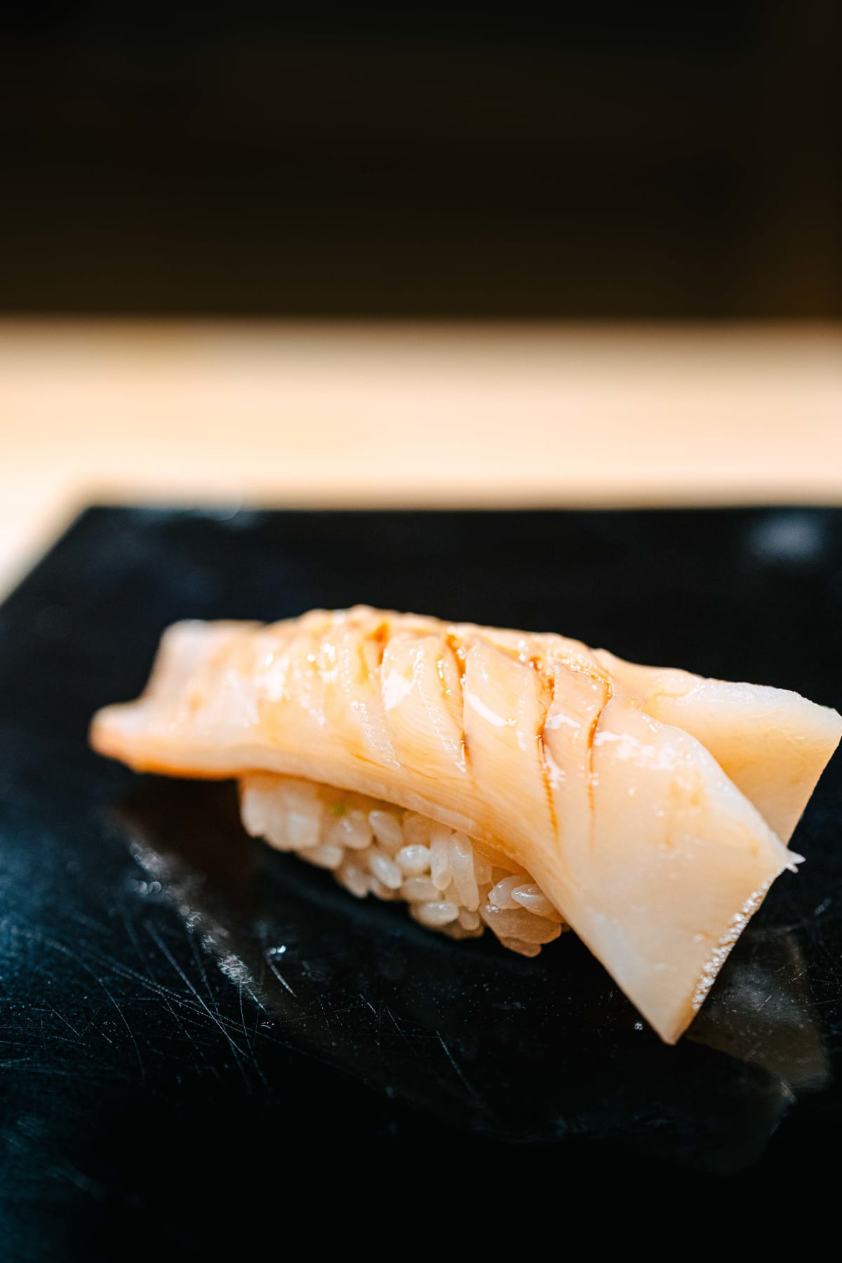 Nihonbashi Kakigaracho Sugita, Tokyo: mirugai nigiri, the siphon scored across its surface