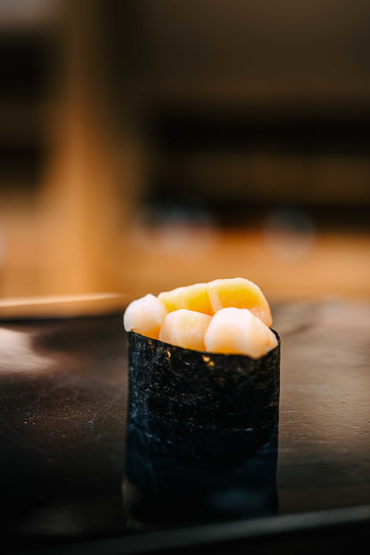 Nihonbashi Kakigaracho Sugita, Tokyo: kobashira gunkan, the small round adductor muscles of the aoyagi heaped above a band of nori